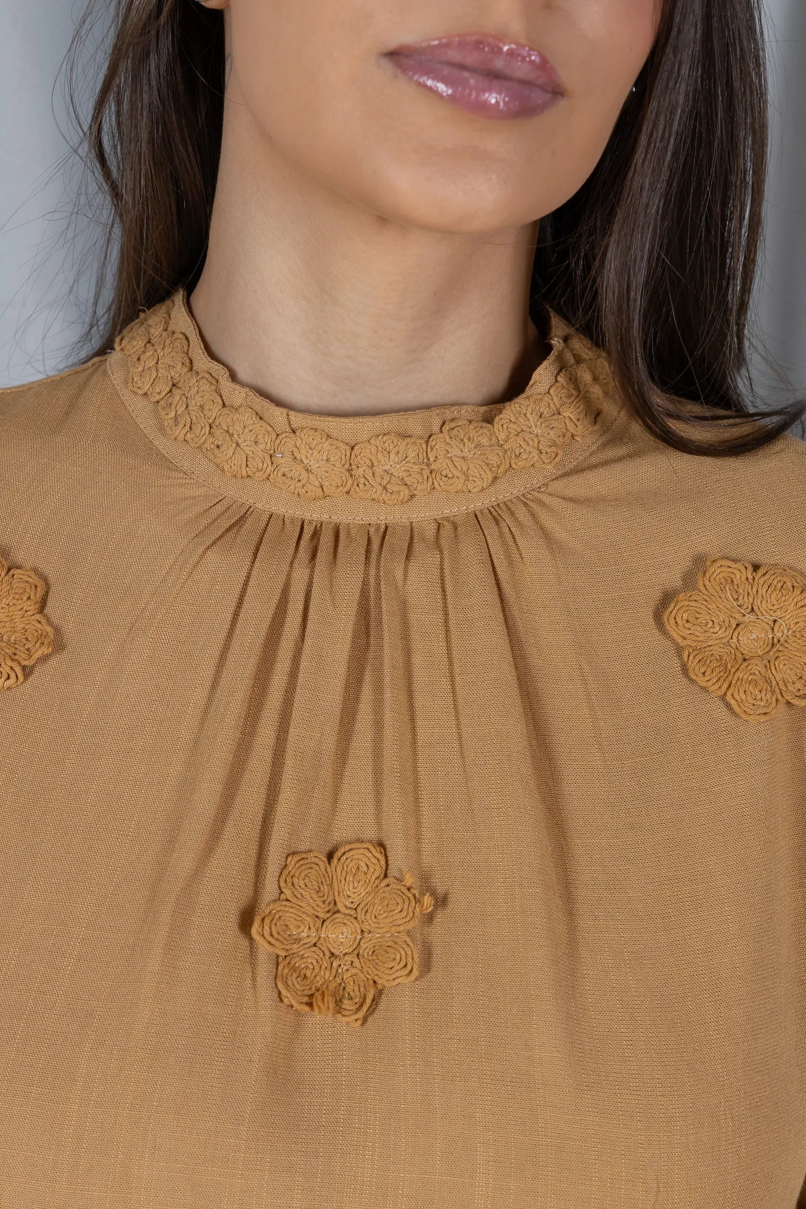 Blusa Manga Longa Visco-Linho com Bordado Floral Sonia Bege