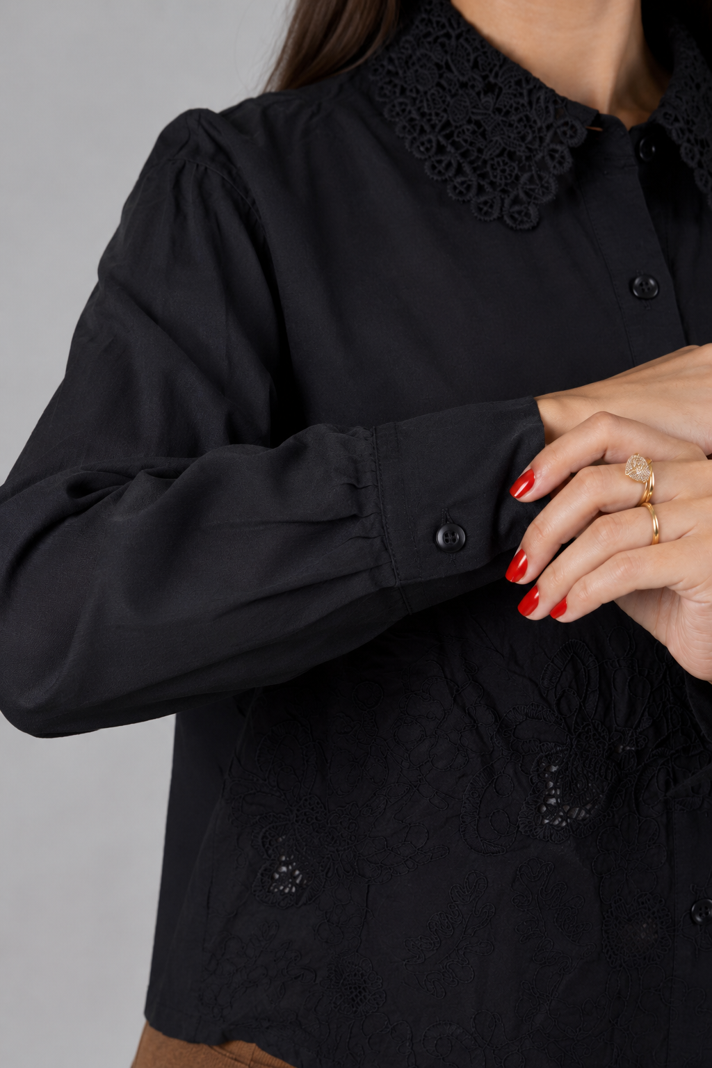 Camisa em Laise com Detalhes em Renda Marina Preta