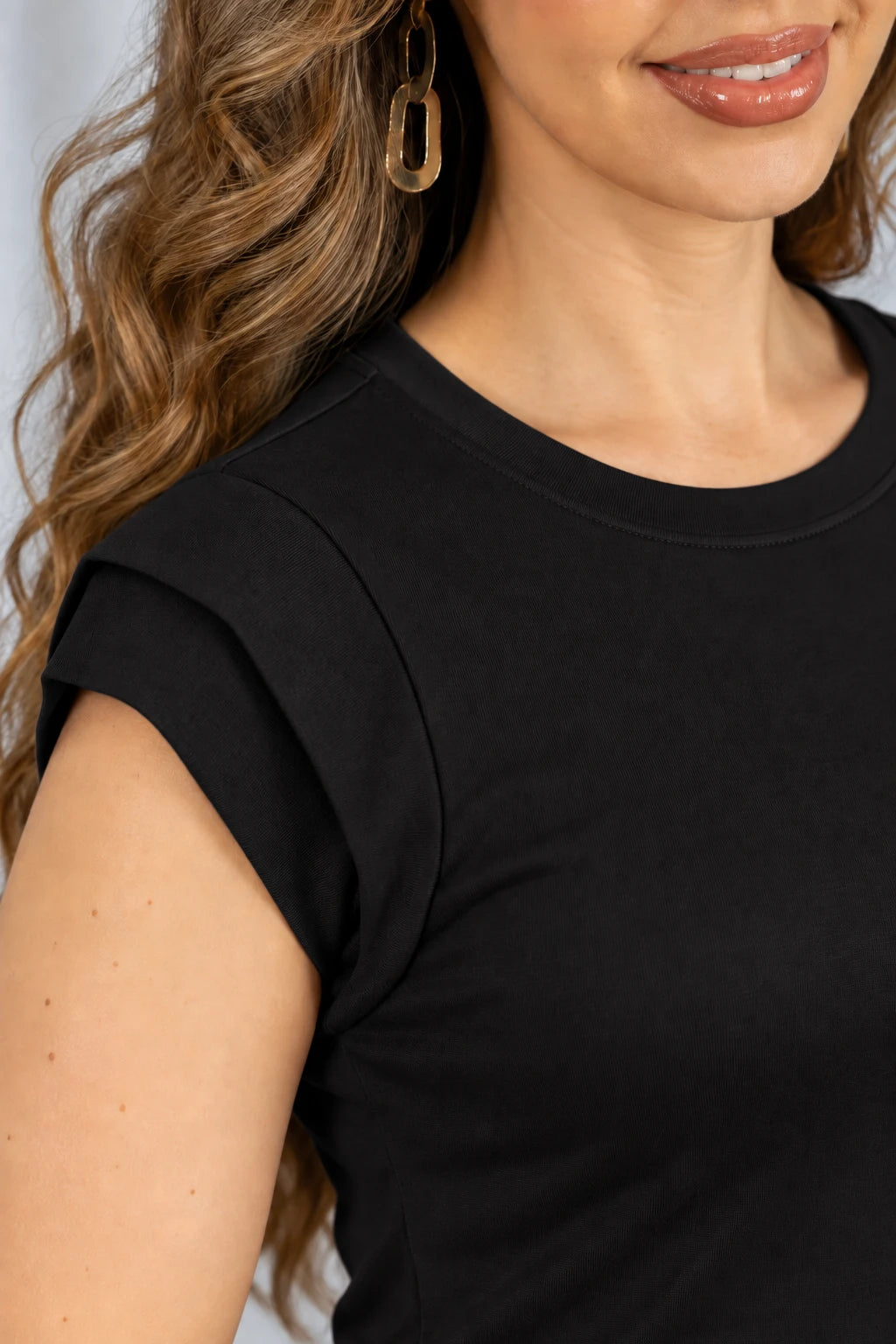 Blusa Confortável com Manga Muscle Ariela Preta - frente