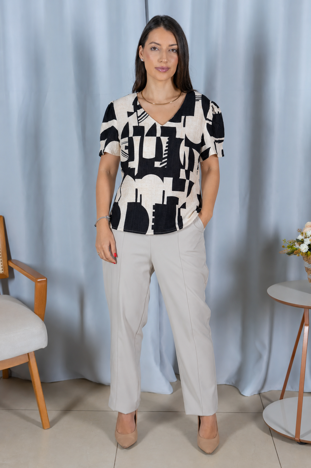 Blusa Estampada Leve com Decote "V" Mônica Preta