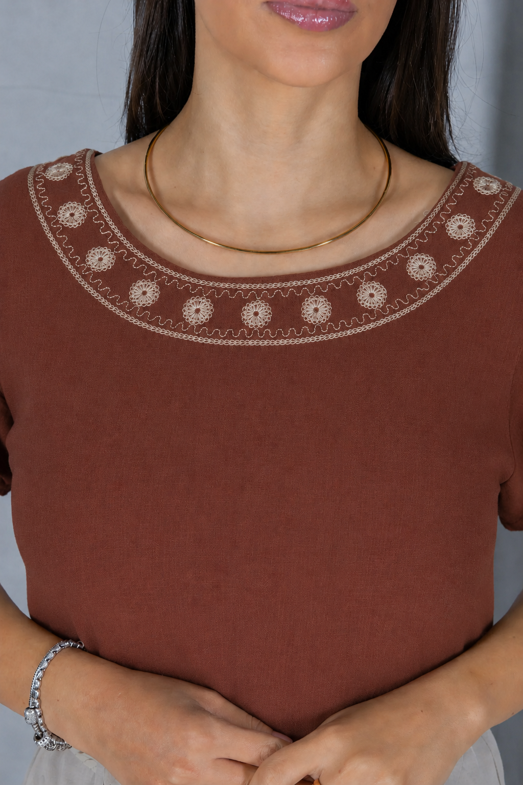 Blusa Manga Curta Transpassada com Bordado Delicado Selma Marrom