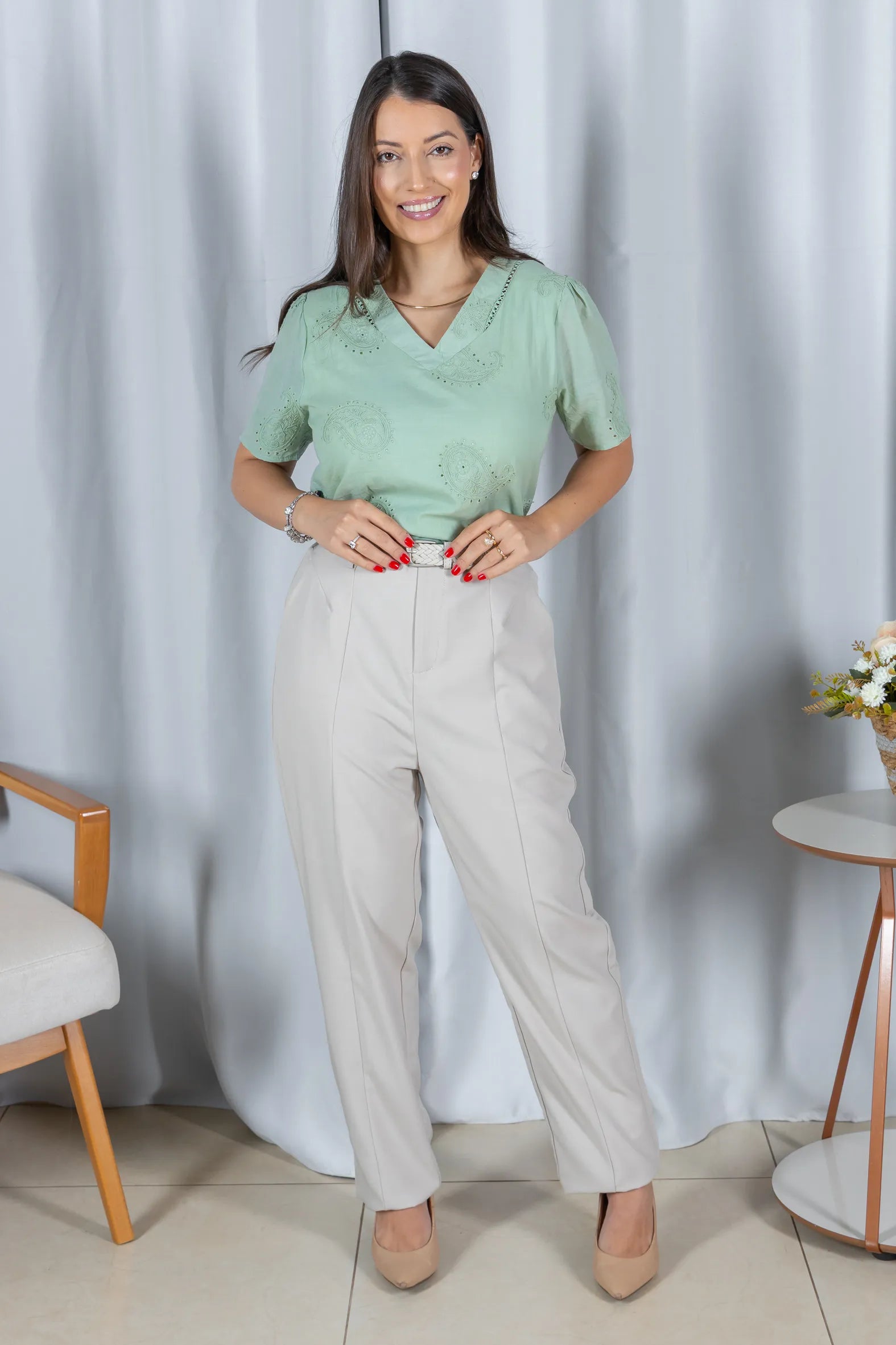 Blusa Laise com Decote V Emanuelle Verde - lateral