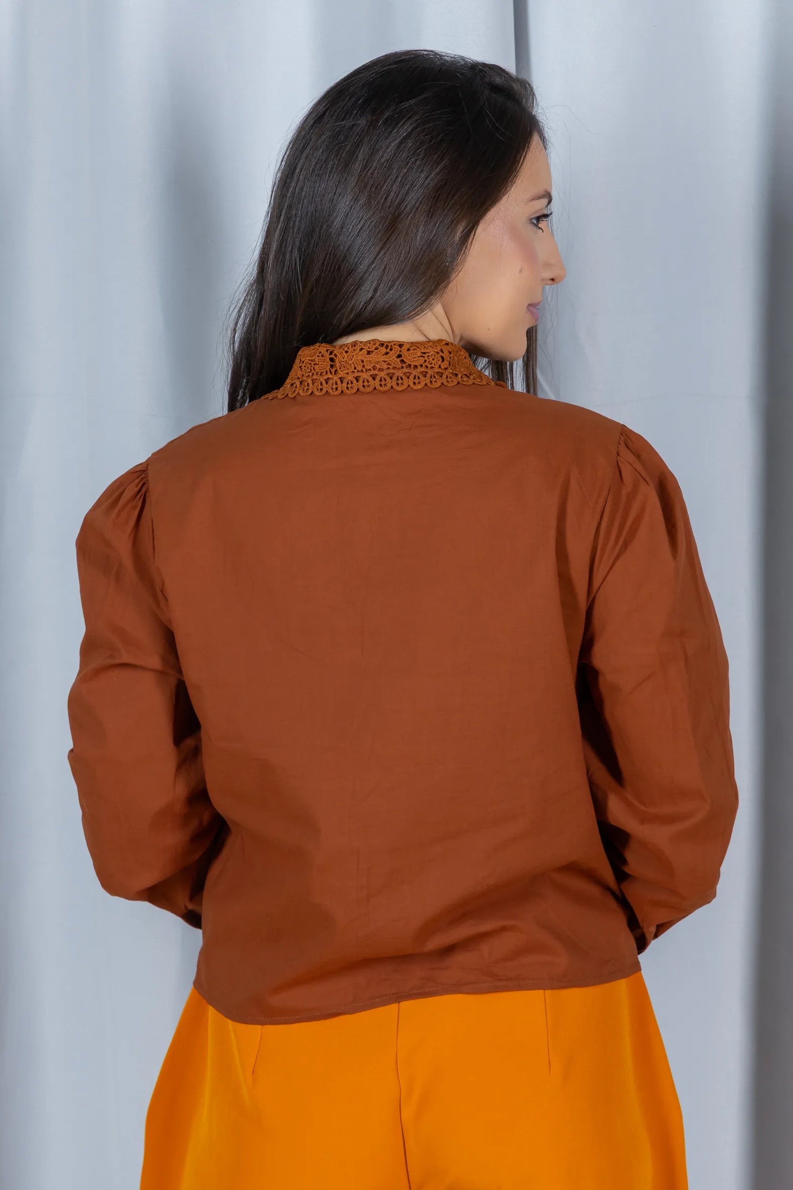 Camisa em Laise com Detalhes em Renda Marina Marrom