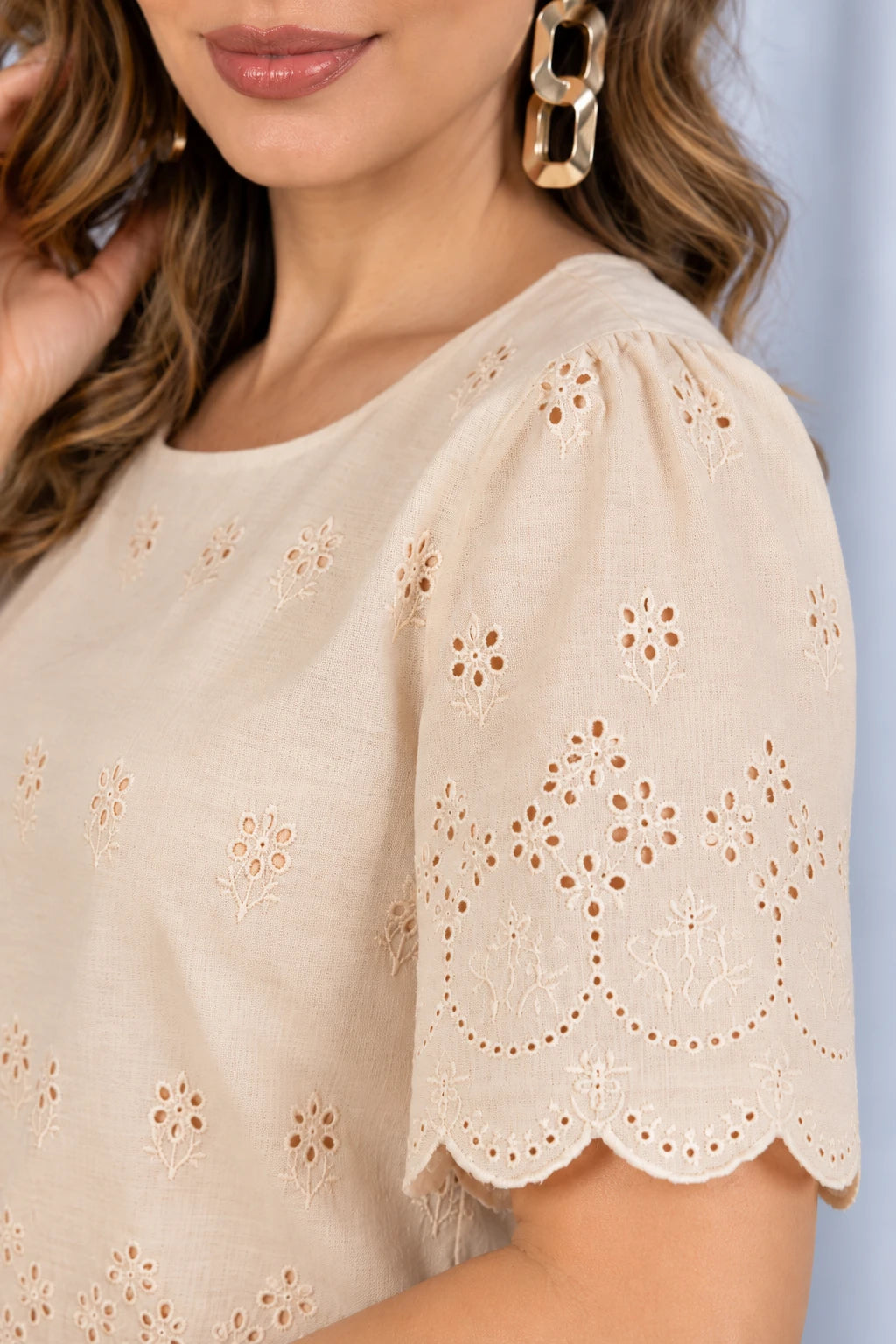 Blusa em Laise Leve e Delicada Clarissa Bege - detalhe