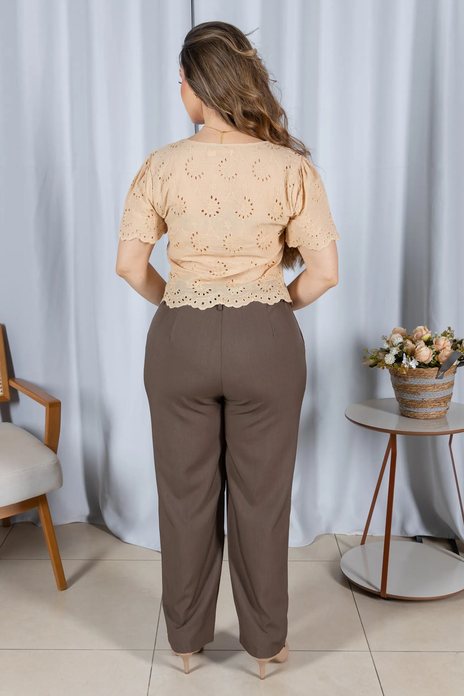 Blusa em Laise Fresca e Delicada Julia Bege