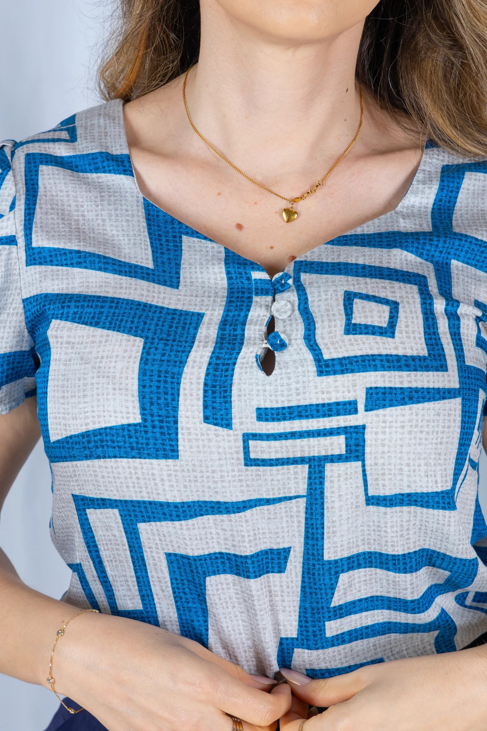 Blusa Estampada Leve com Decote "V" com Botões Lorena Azul