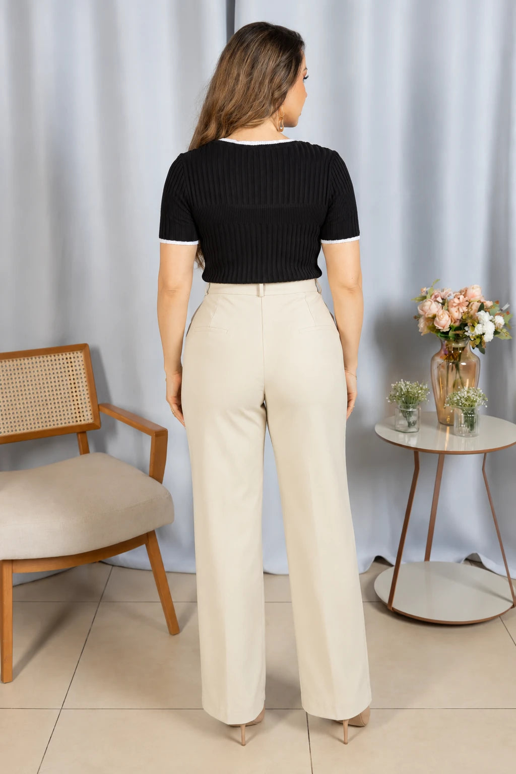 Blusa que Estica Detalhes Contrastantes Alessia Preta - tabela de medidas