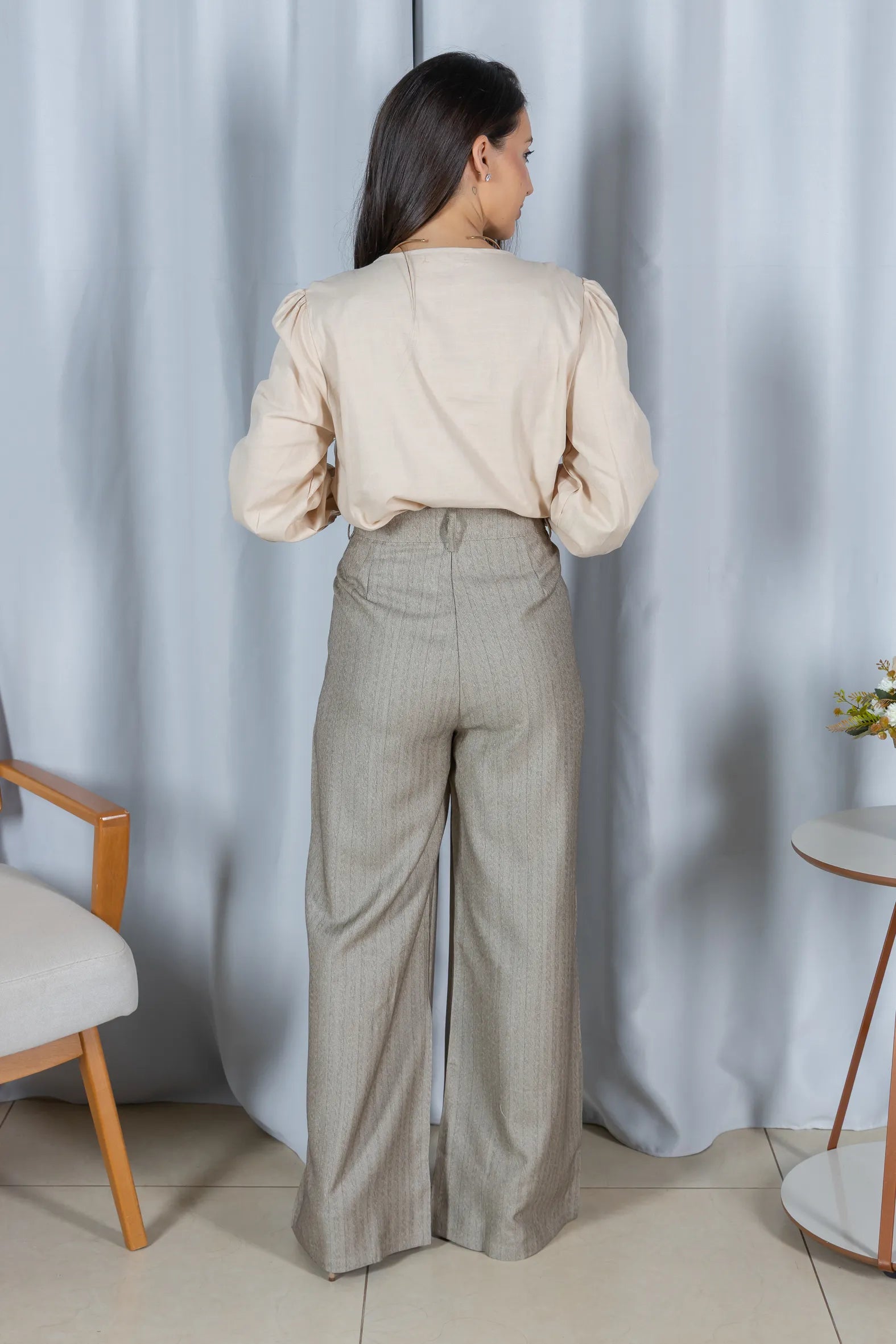 Calça Reta Elegante Risca de Giz Luara Caqui