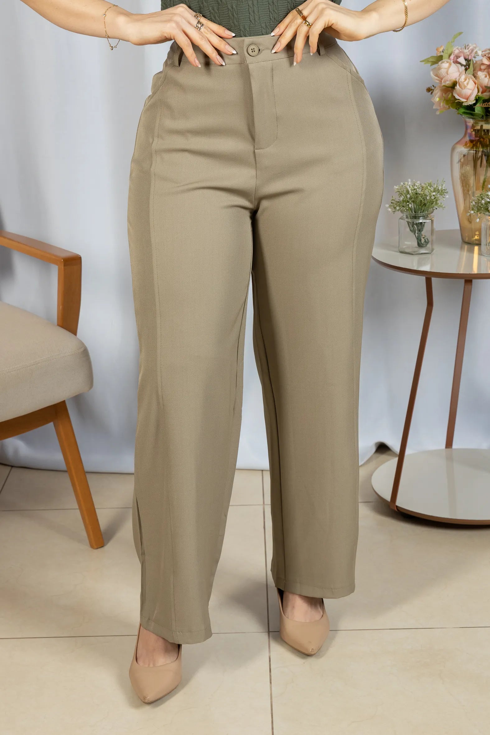 Calça Alfaiataria Corte Reto Friso Joyce Bege - frente