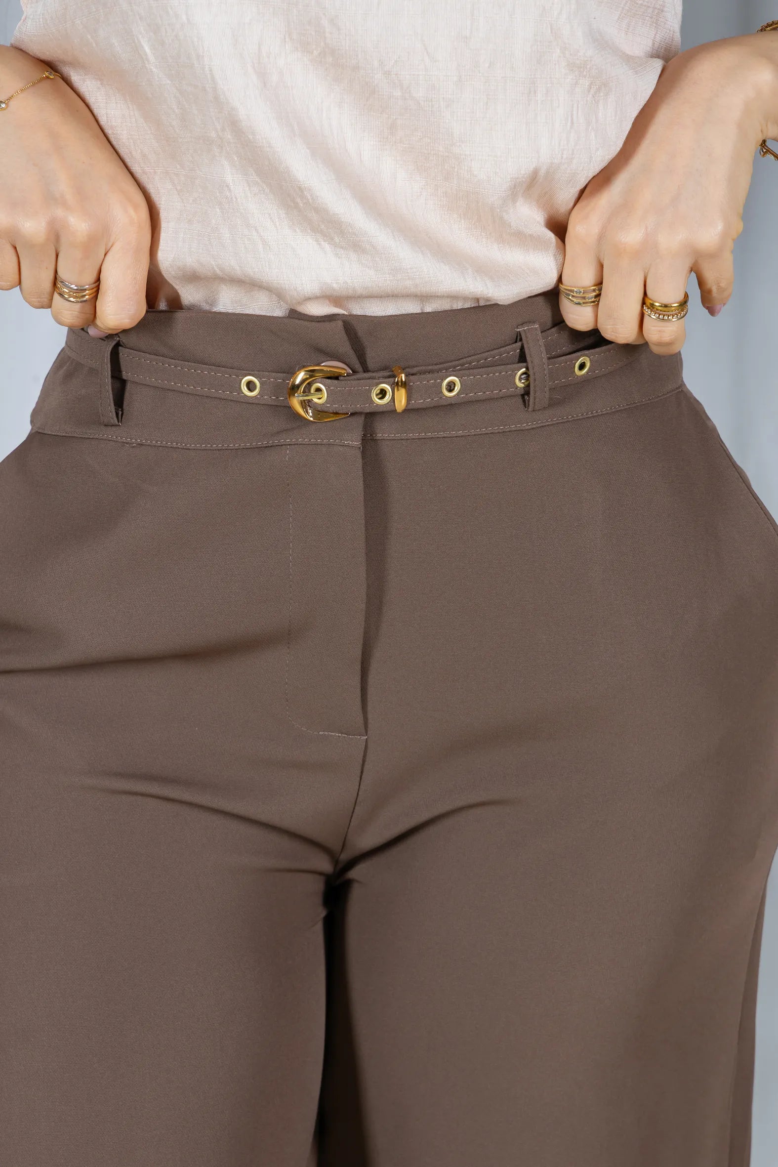 Calça Pantalona que Alonga a Silhueta Luiza Marrom Oliva