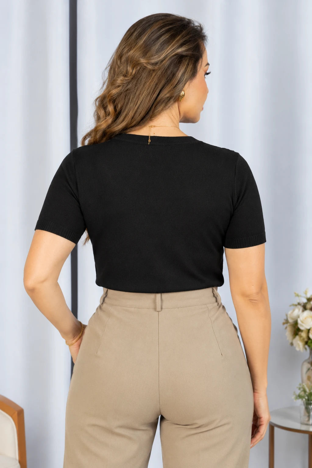 Blusa Manga Curta em Modal Texturizado Ariana Preta - detalhe