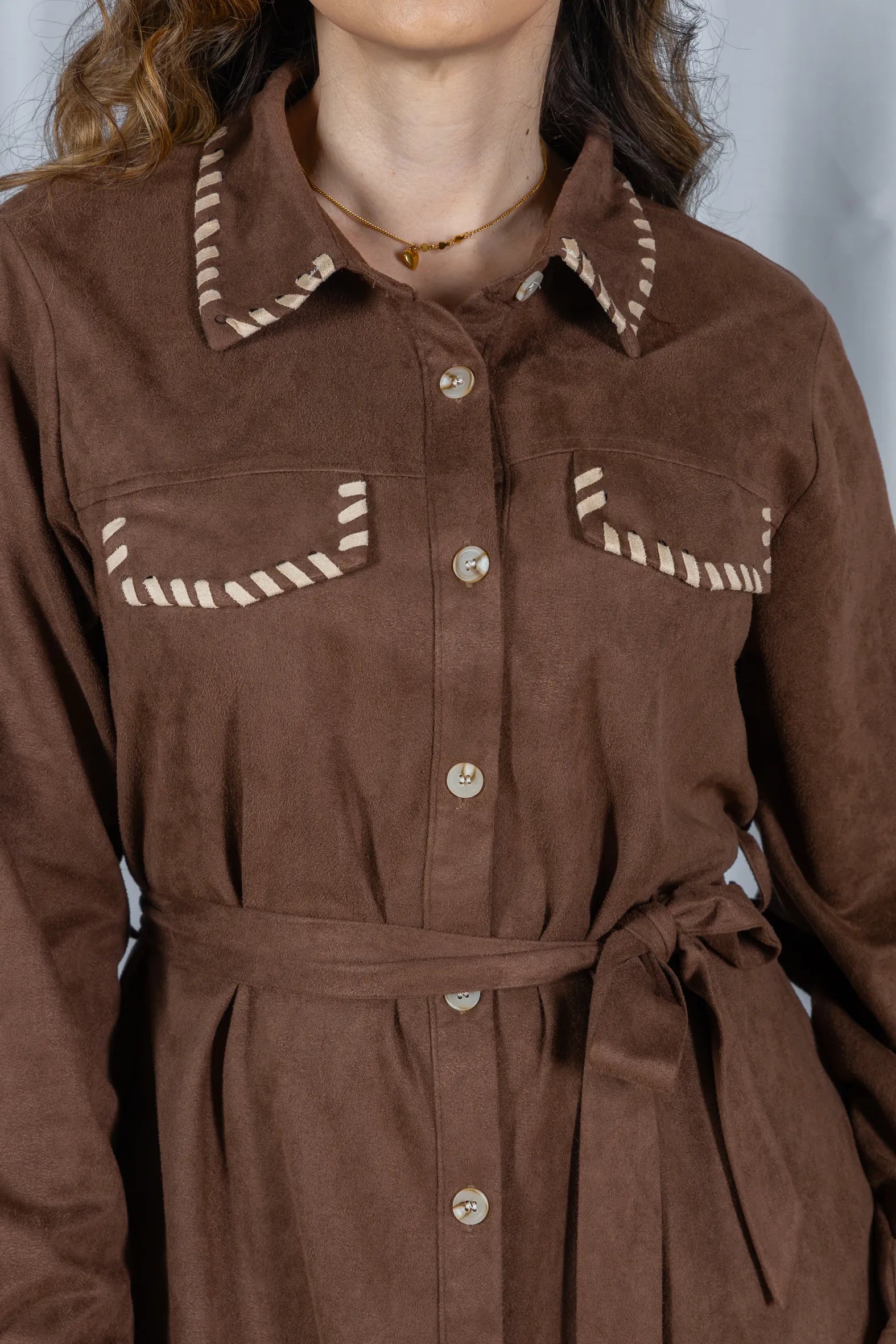 Chemise Suede Pesponto Sofisticado Luna Marrom - detalhe extra