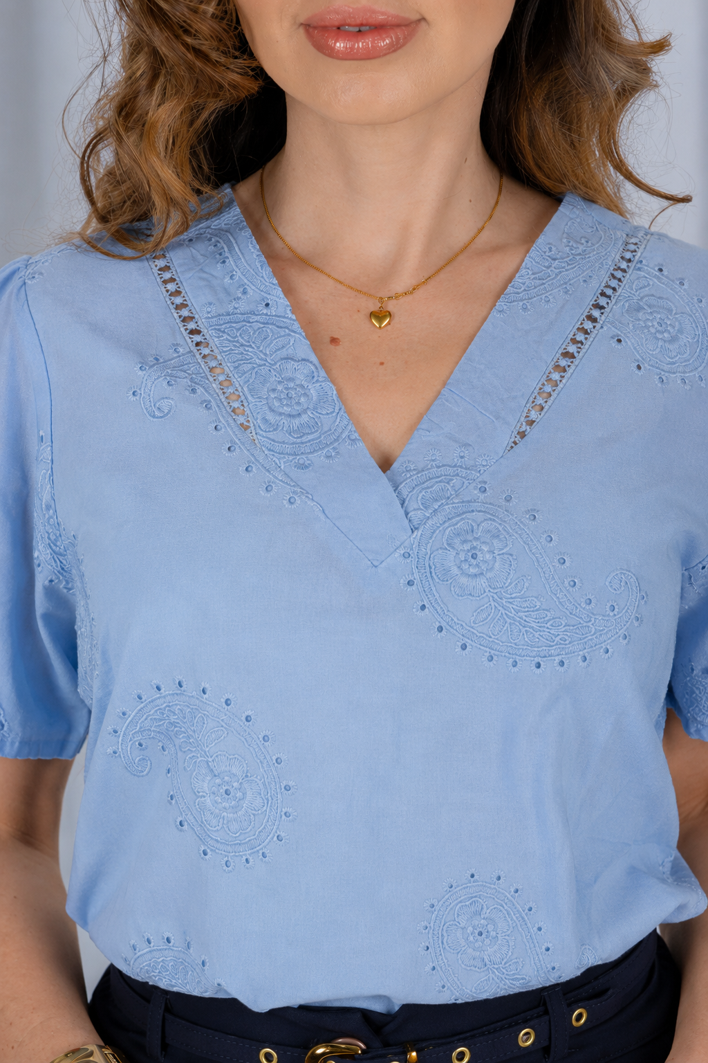 Blusa Laise com Decote V Emanuelle Azul - variação lateral
