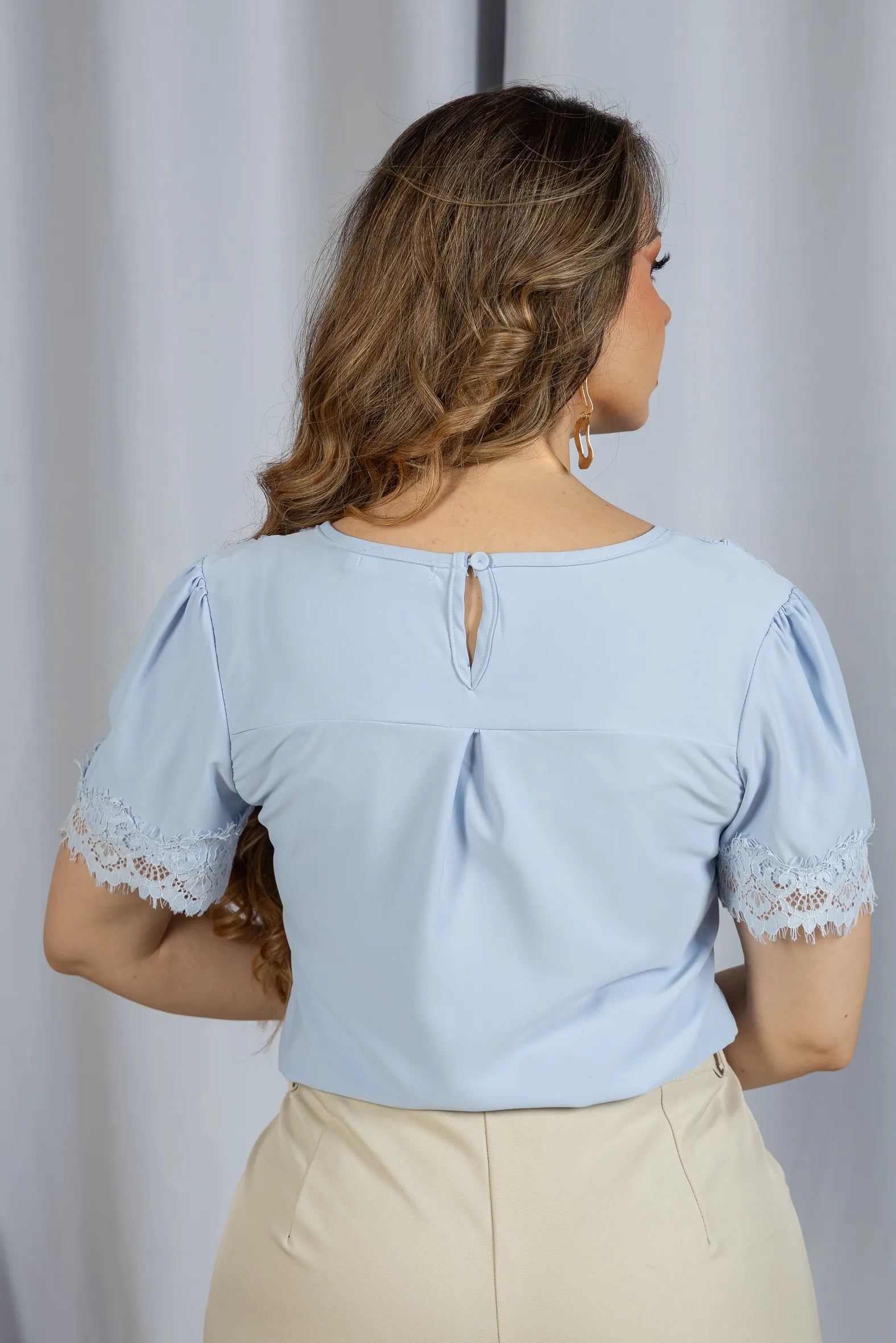Blusa Manga Curta Detalhe Manga Em Renda Bárbara Azul - adicional 7