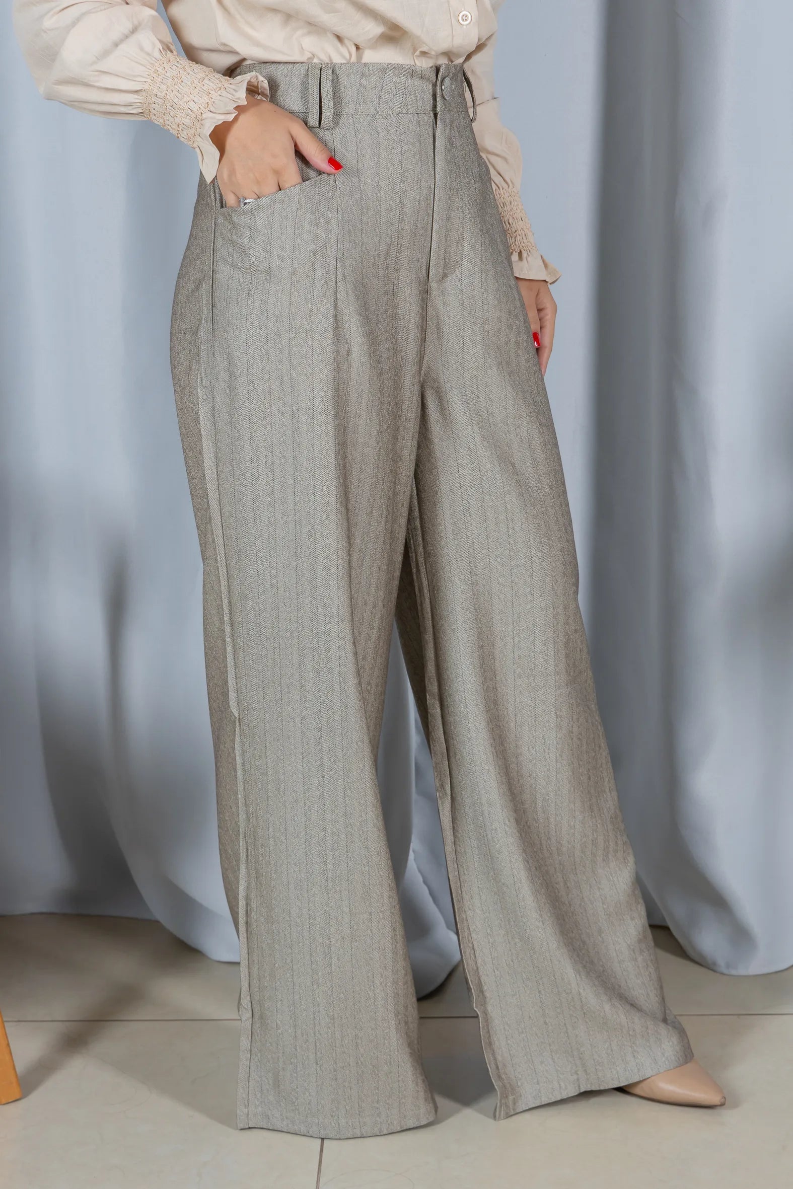 Calça Reta Elegante Risca de Giz Luara Caqui