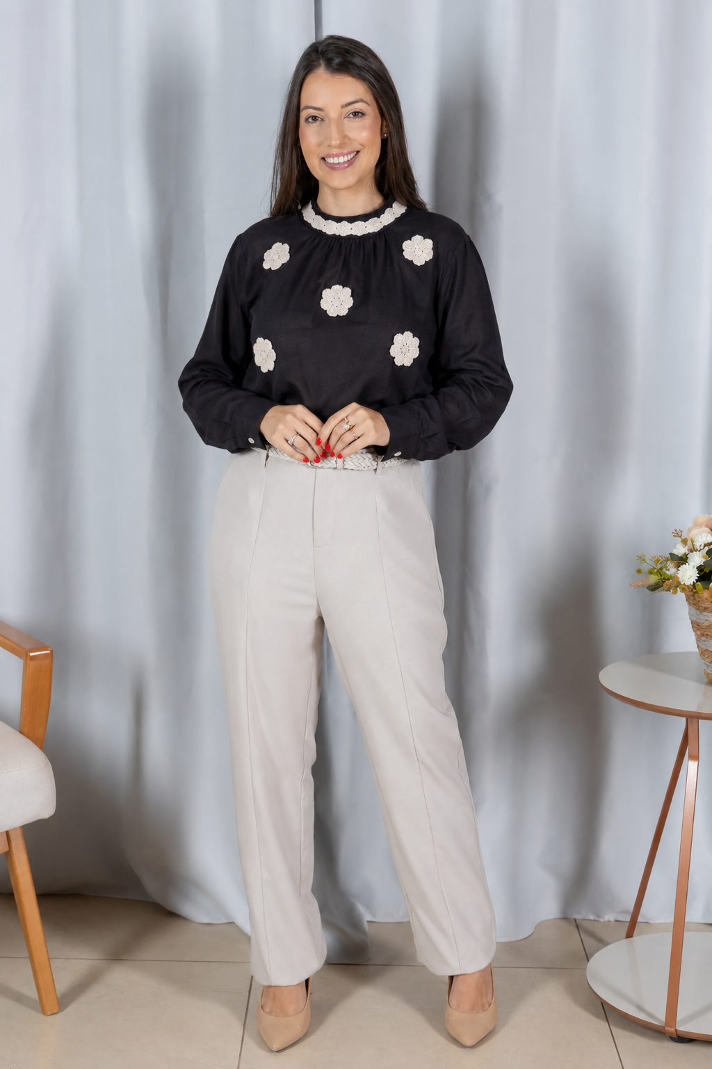 Blusa Manga Longa Visco-Linho com Bordado Floral Sonia Preta
