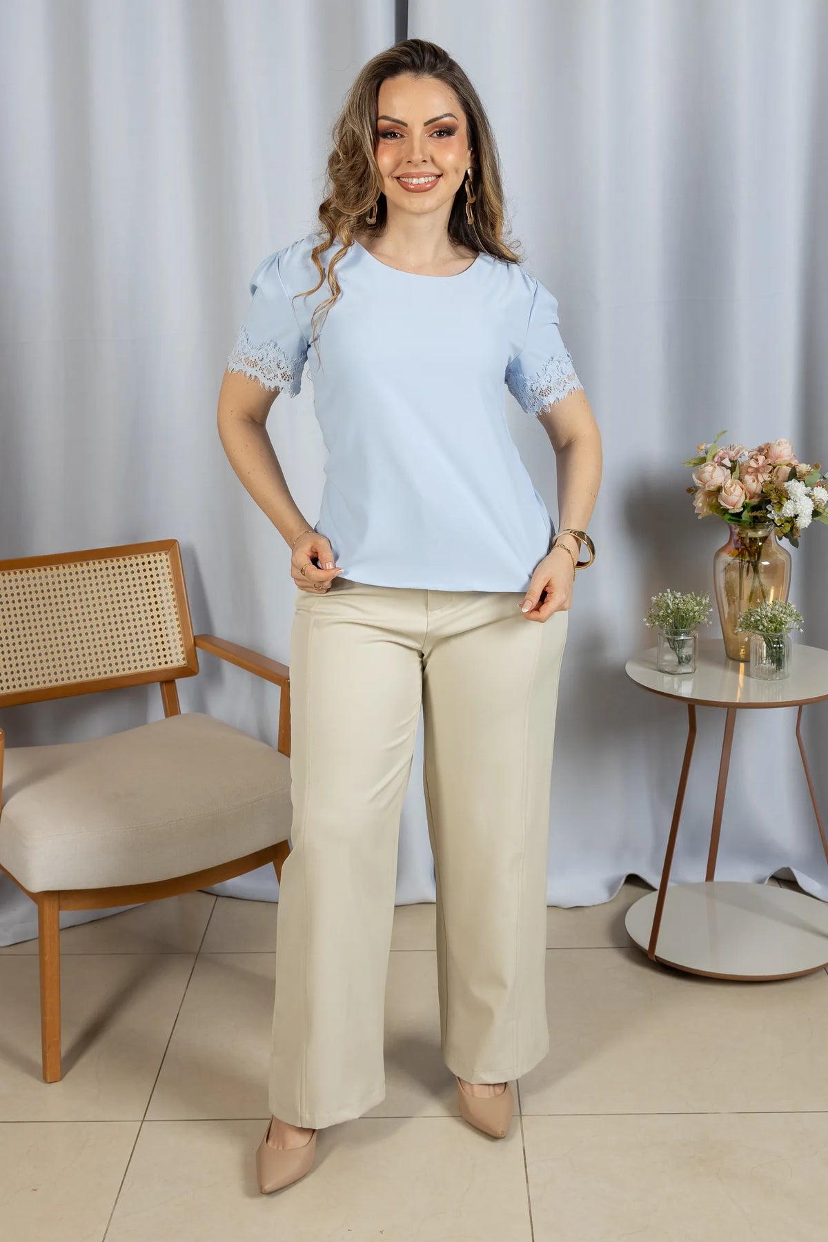 Blusa Manga Curta Detalhe Manga Em Renda Bárbara Azul - frente