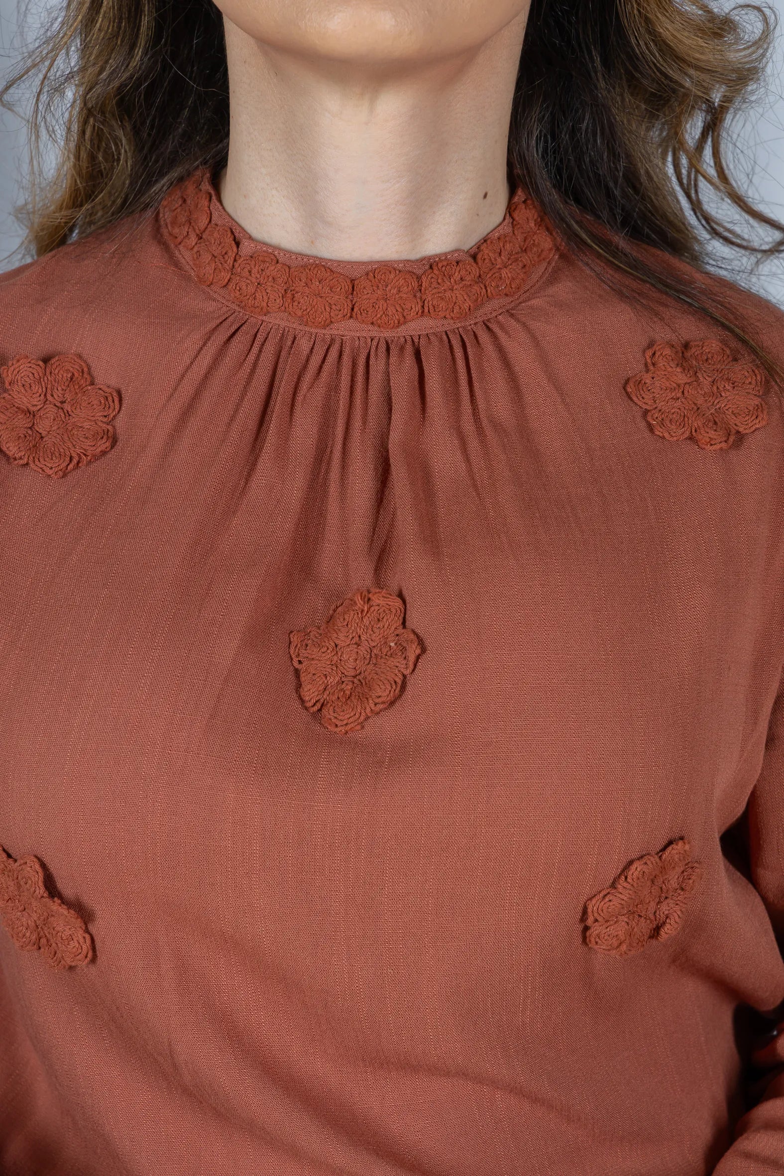 Blusa Manga Longa Visco-Linho com Bordado Floral Sonia Terracota