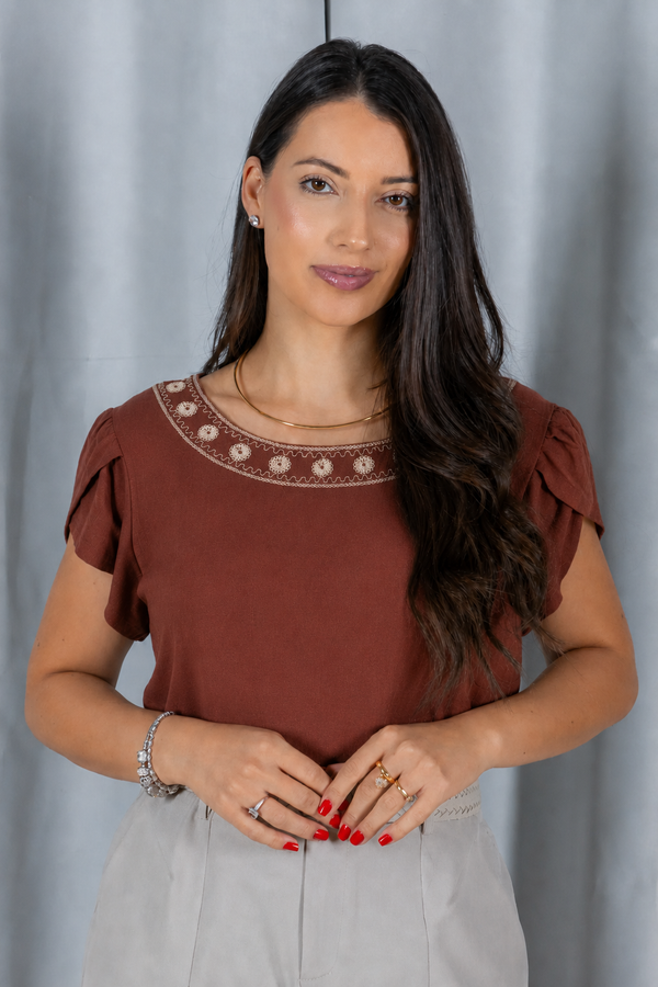 Blusa Manga Curta Transpassada com Bordado Delicado Selma Marrom