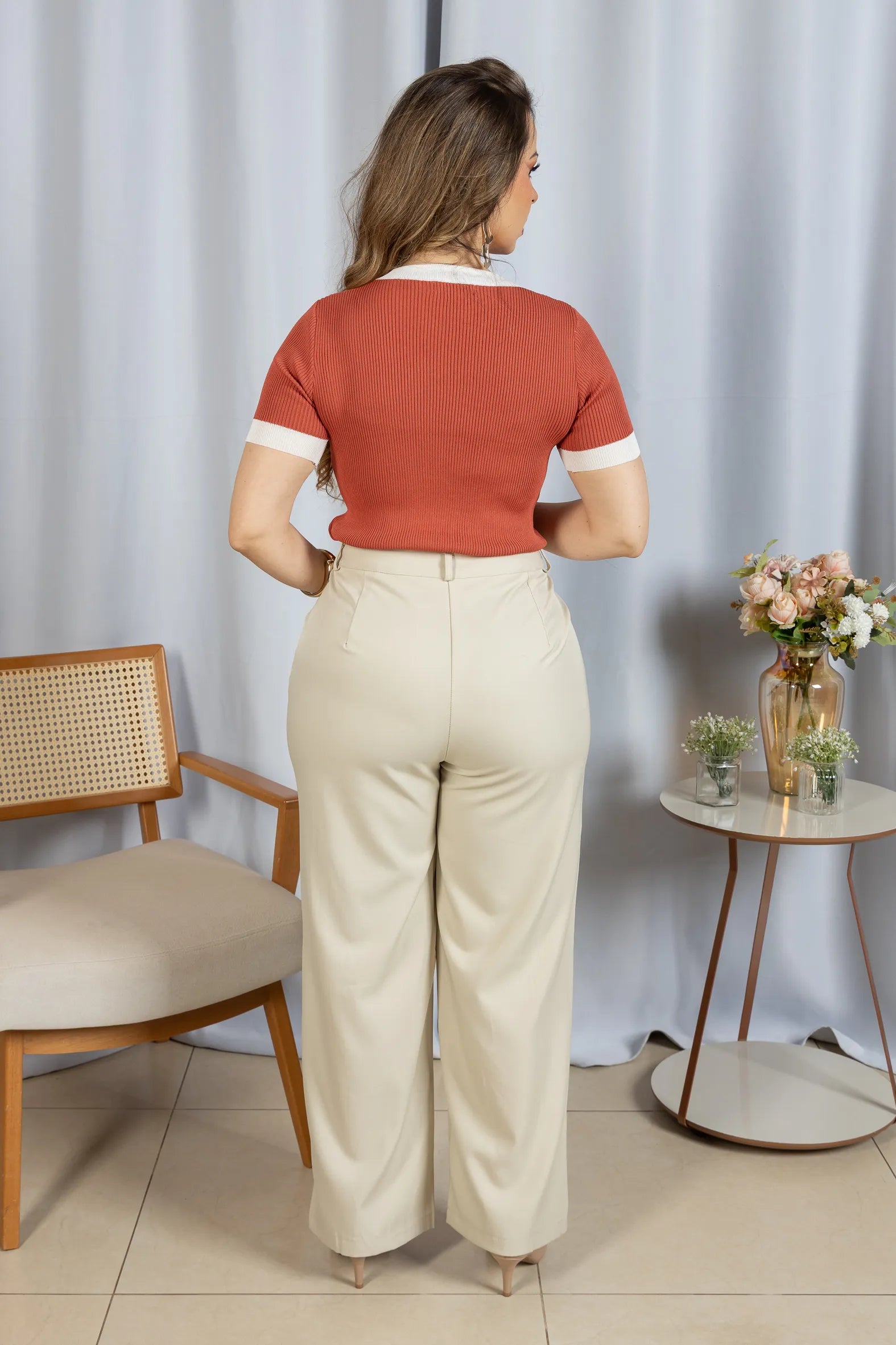 Blusa Leve com Detalhes Contrastantes Fernanda Terracota - costas