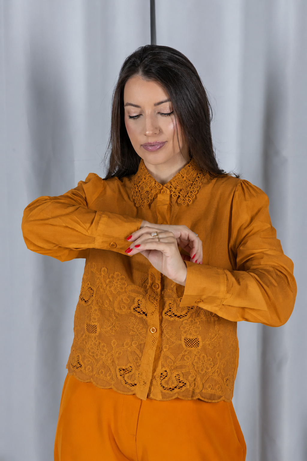 Camisa em Laise com Detalhes em Renda Marina Mostarda