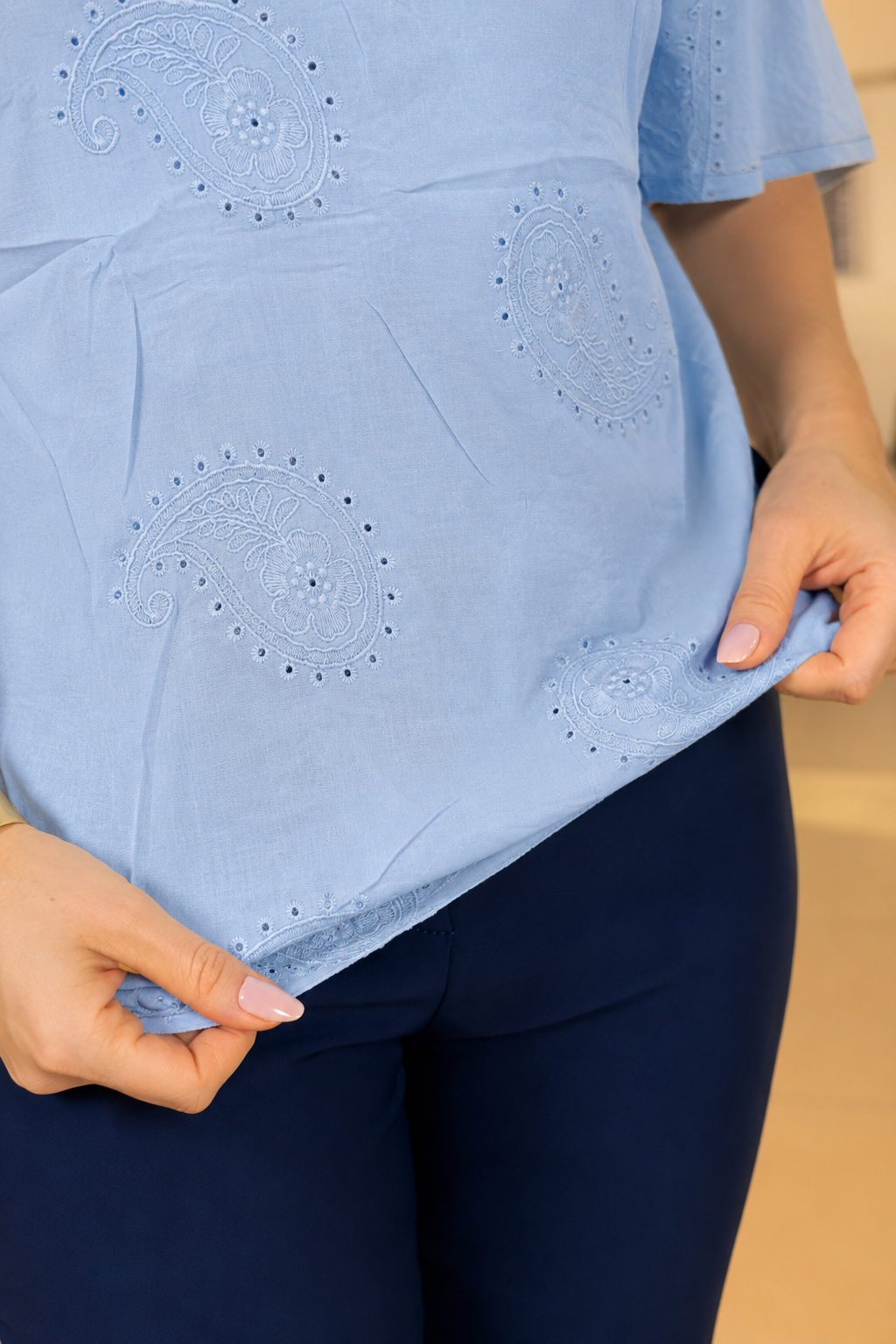 Blusa Laise com Decote V Emanuelle Azul - detalhe