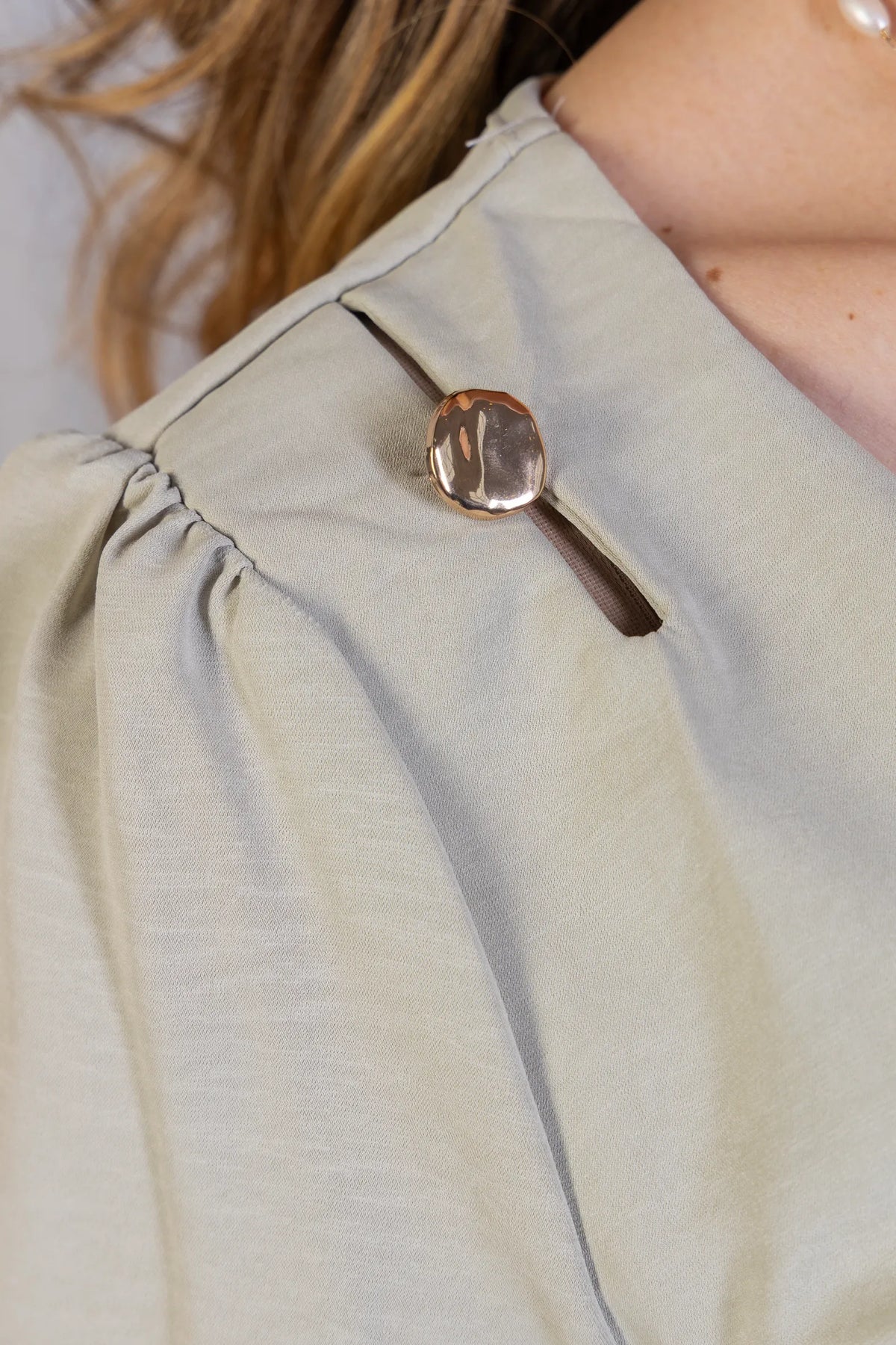 Blusa Manga Curta em Crepe com Detalhes de Abotoamento Teresa Verde