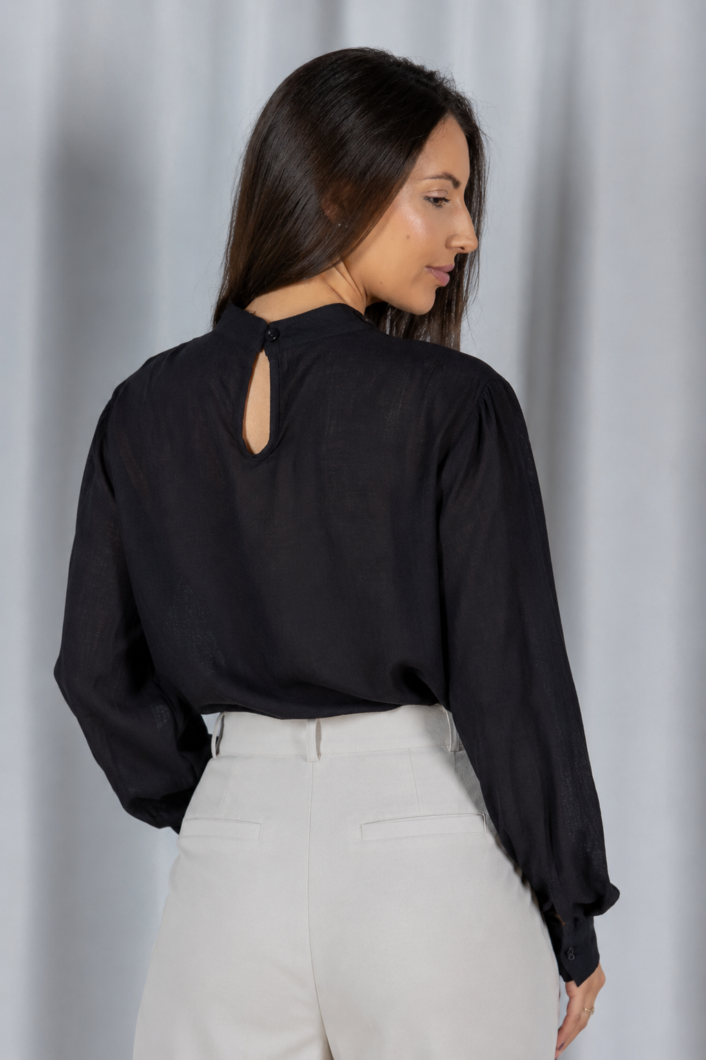 Blusa Manga Longa Visco-Linho com Bordado Floral Sonia Preta