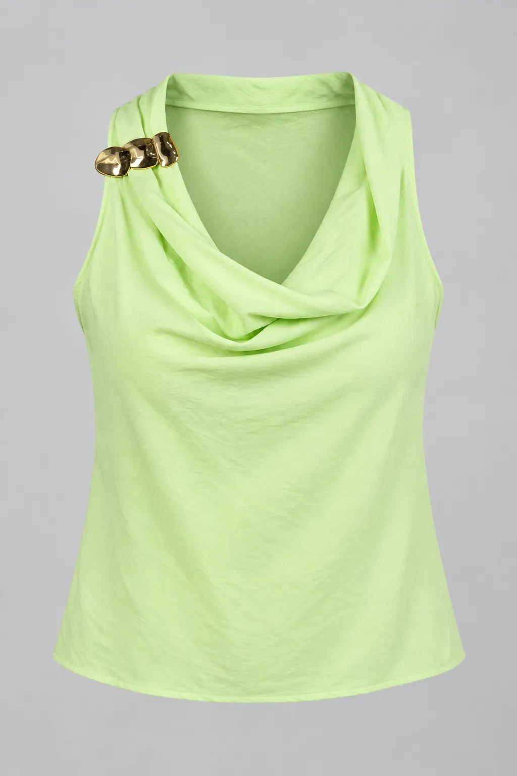 Blusa Regata com Gola Drapeada e Broche Dourado Carlota Verde