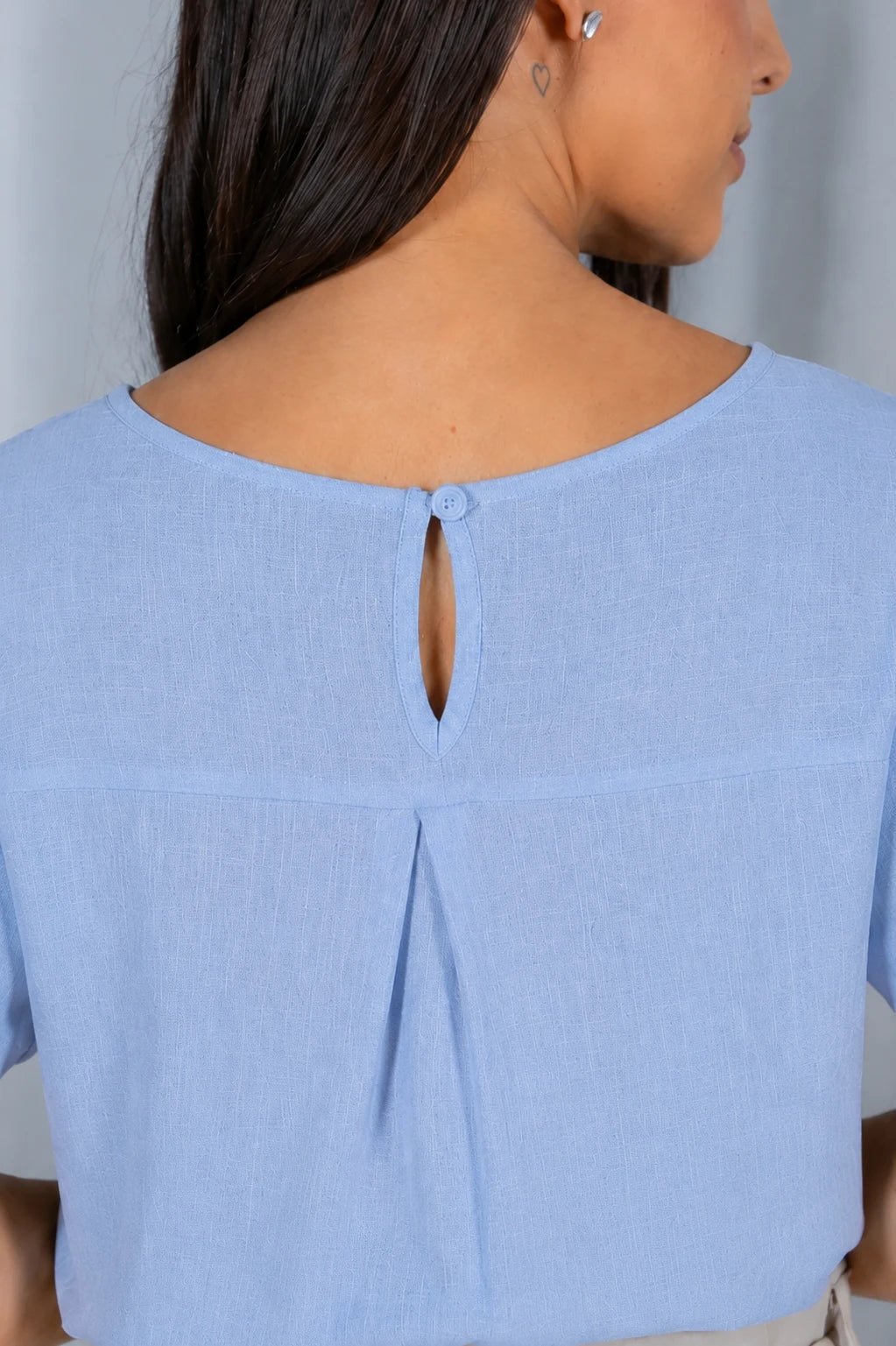 Blusa Manga Curta Transpassada com Bordado Delicado Selma Azul