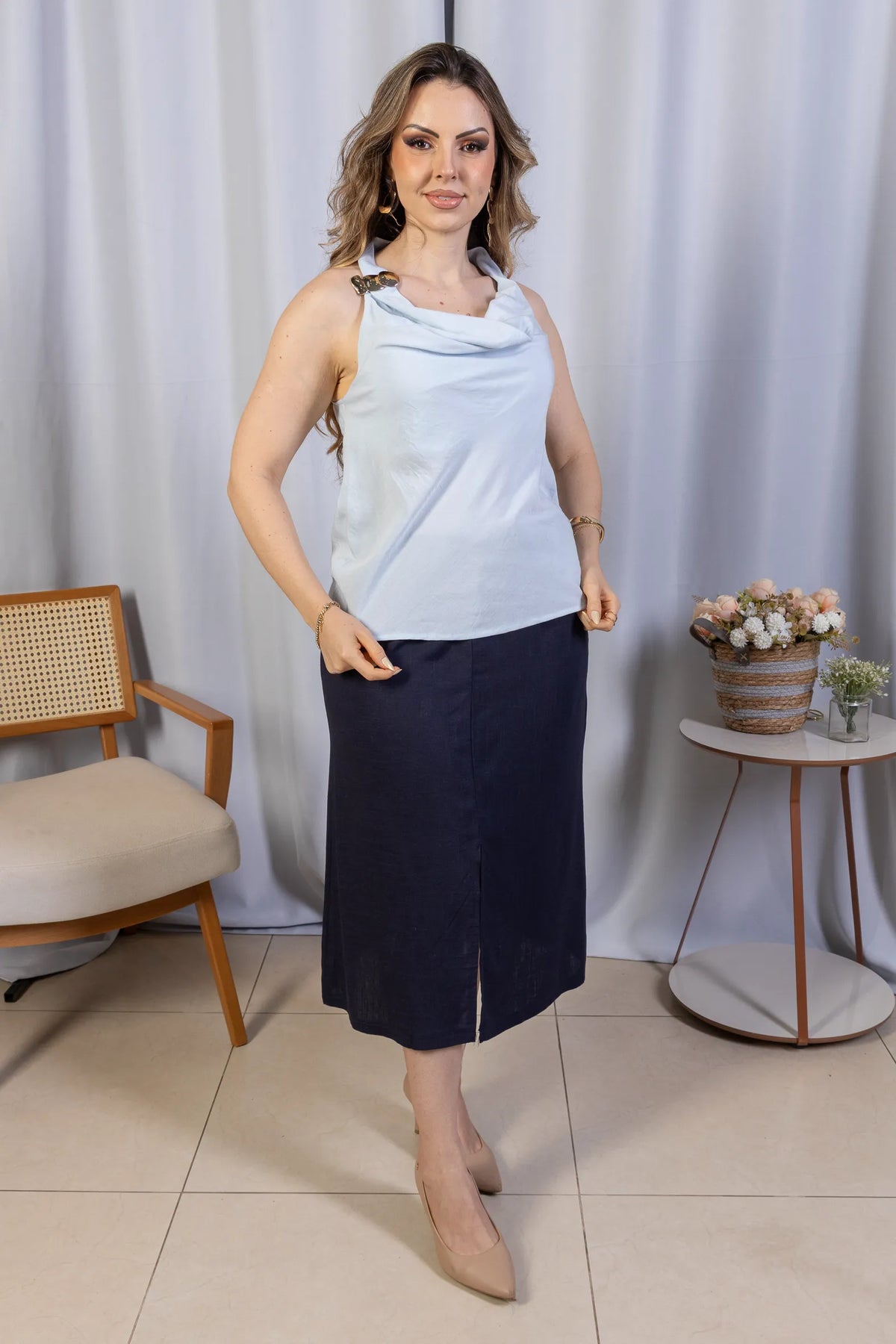 Blusa Regata com Gola Drapeada e Broche Dourado Carlota Azul
