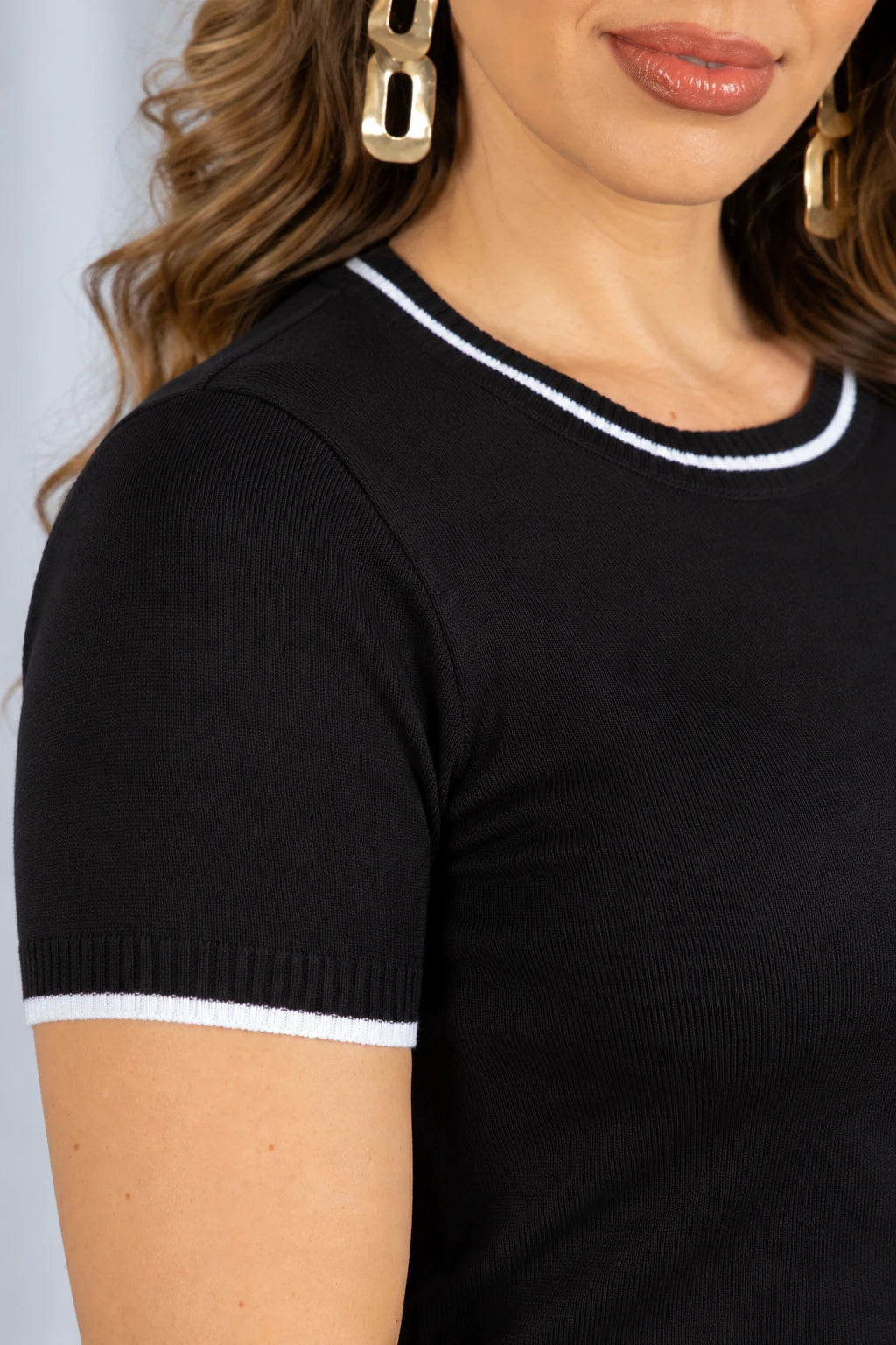 Blusa Confortável com Acabamento Contrastantes Janaína Preta - adicional 4