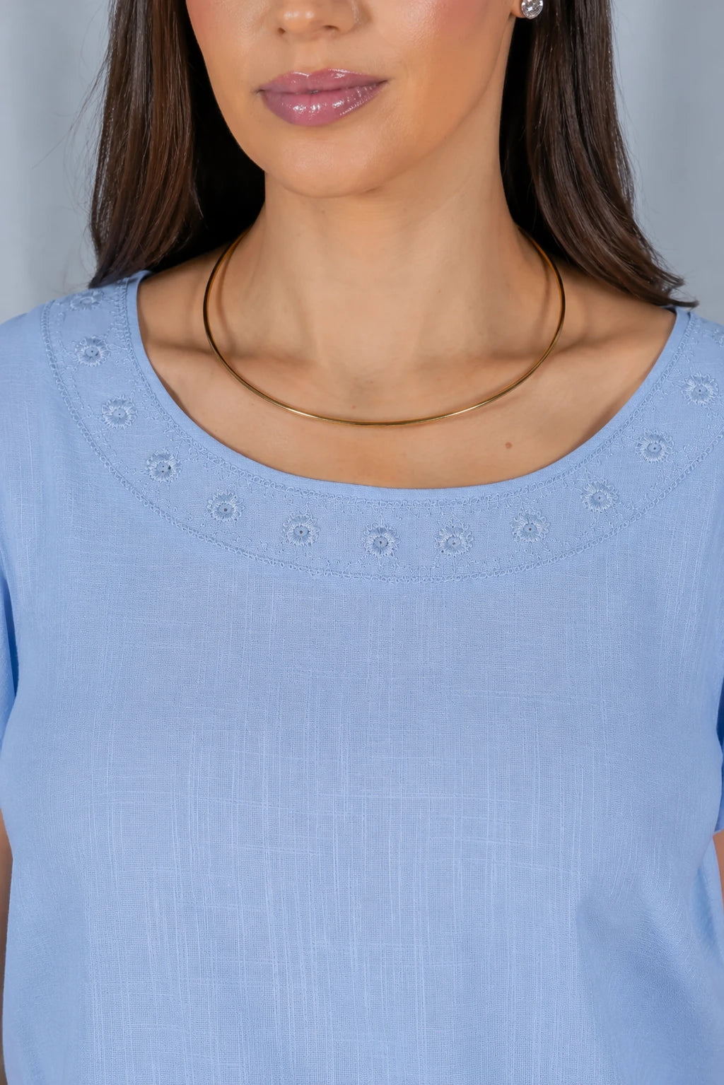 Blusa Manga Curta Transpassada com Bordado Delicado Selma Azul