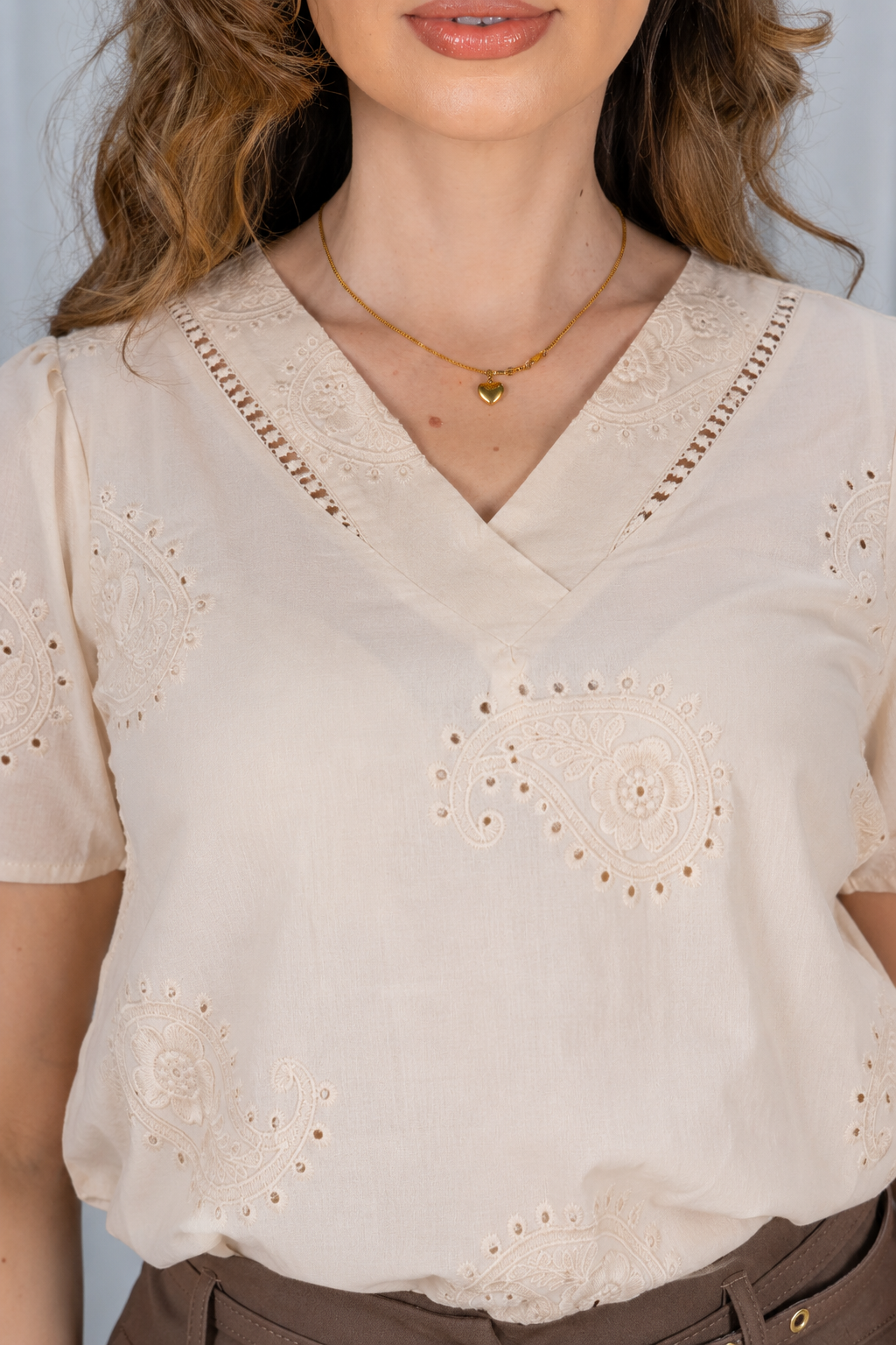 Blusa Laise com Decote V Emanuelle Bege - costas