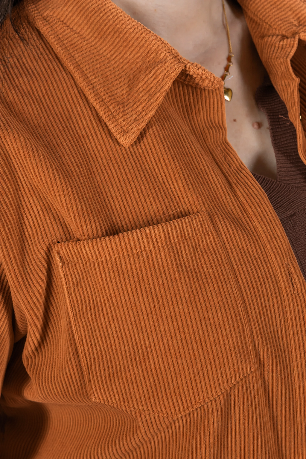 Camisa Cotelê com Bolsos Zoey Caramelo