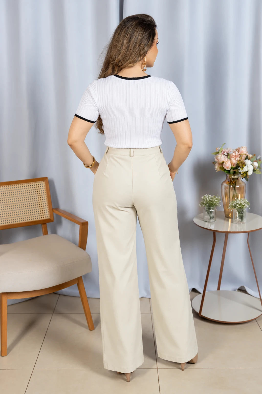 Blusa que Estica Detalhes Contrastantes Alessia Branca - adicional 5