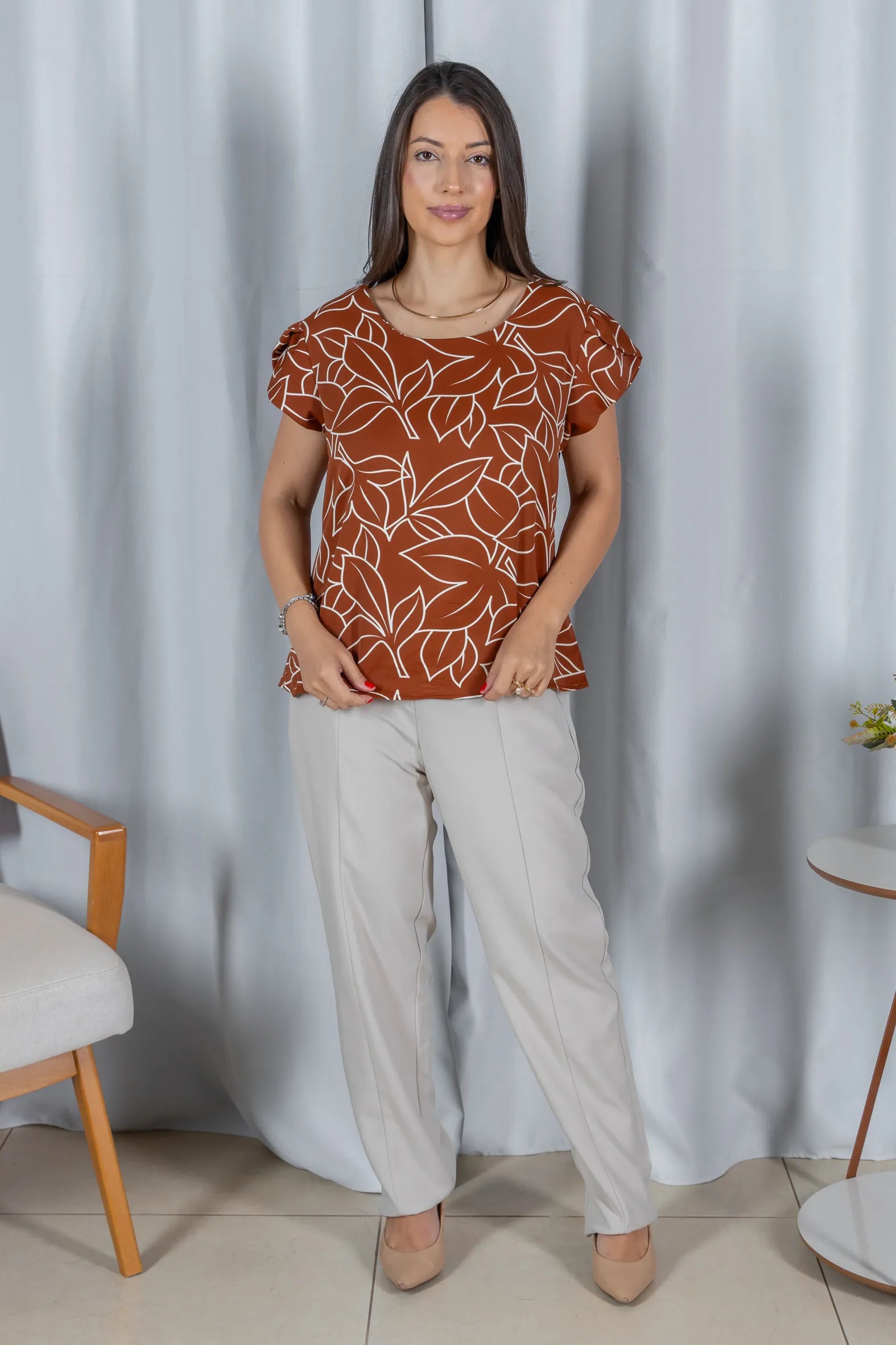 Blusa Estampada com Manga Transpassada Suelen Marrom - frente principal