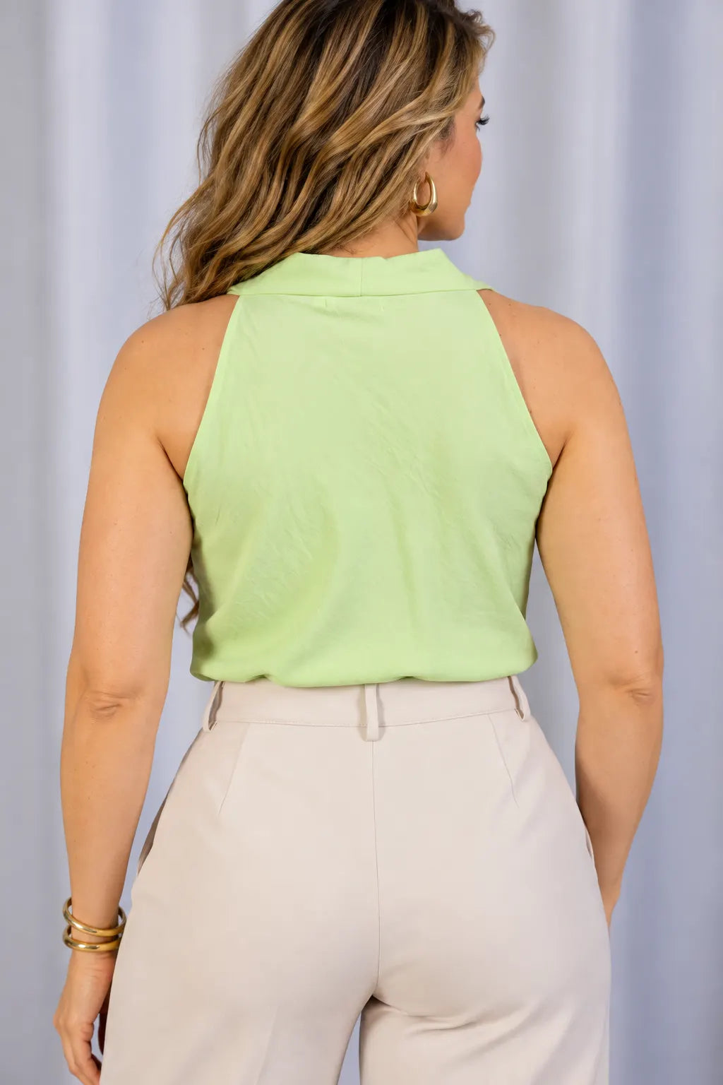 Blusa Regata com Gola Drapeada e Broche Dourado Carlota Verde