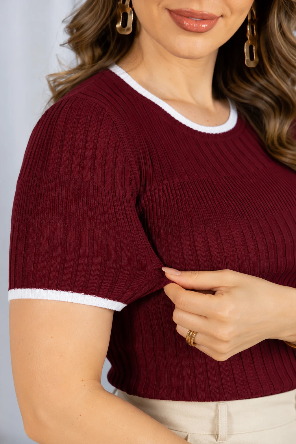 Blusa que Estica Detalhes Contrastantes Alessia Marsala - benefícios