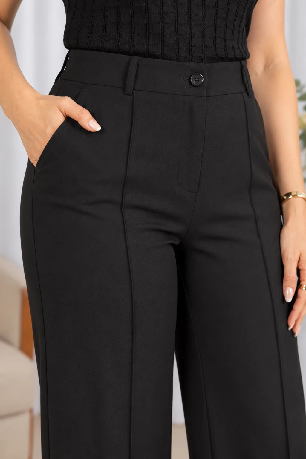 Calça Alfaiataria Corte Reto Friso Joyce Preta - frente