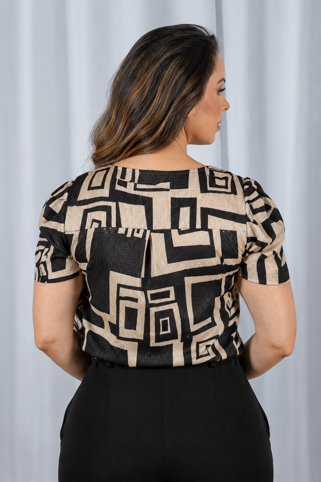 Blusa Estampada Leve com Decote "V" com Botões Lorena Cinza Escuro