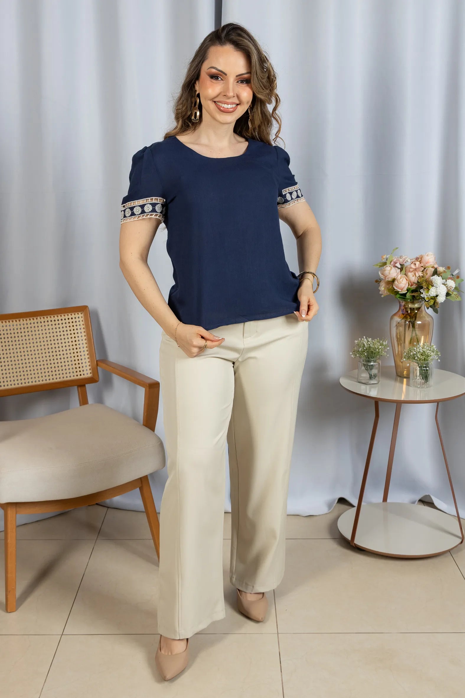 Blusa Manga Curta Em Viscose Bordado Entremeio Tamara Azul Marinho - frente