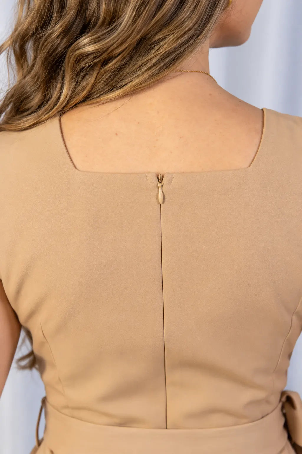 Vestido em Alfaiataria Decote Quadrado Malu Bege