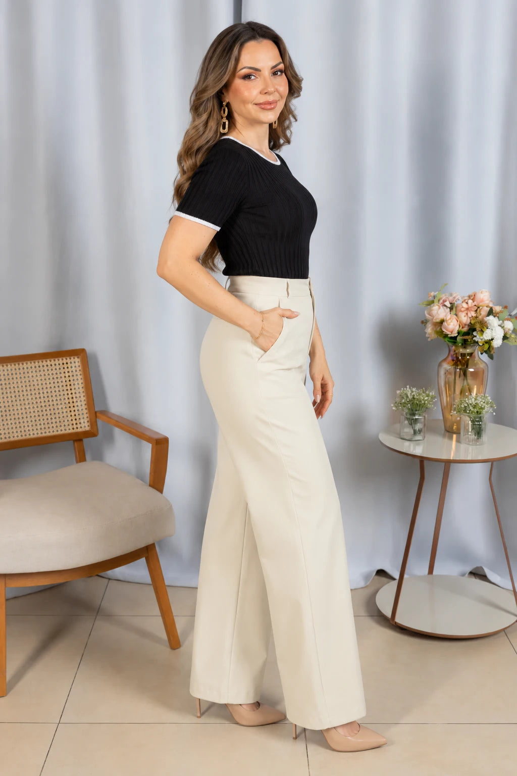 Blusa que Estica Detalhes Contrastantes Alessia Preta - benefícios