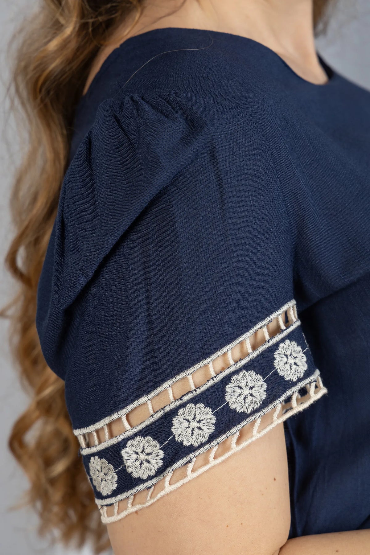 Blusa Manga Curta Em Viscose Bordado Entremeio Tamara Azul Marinho - adicional 6