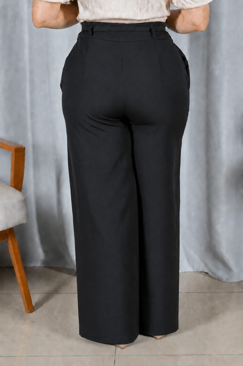 Calça Pantalona que Alonga a Silhueta Luiza Preta