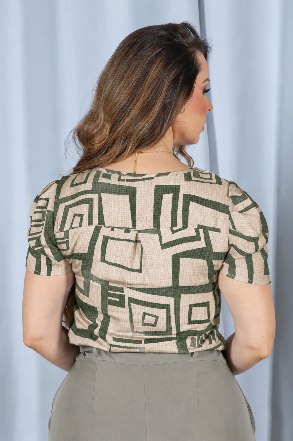 Blusa Estampada Leve com Decote "V" com Botões Lorena Verde