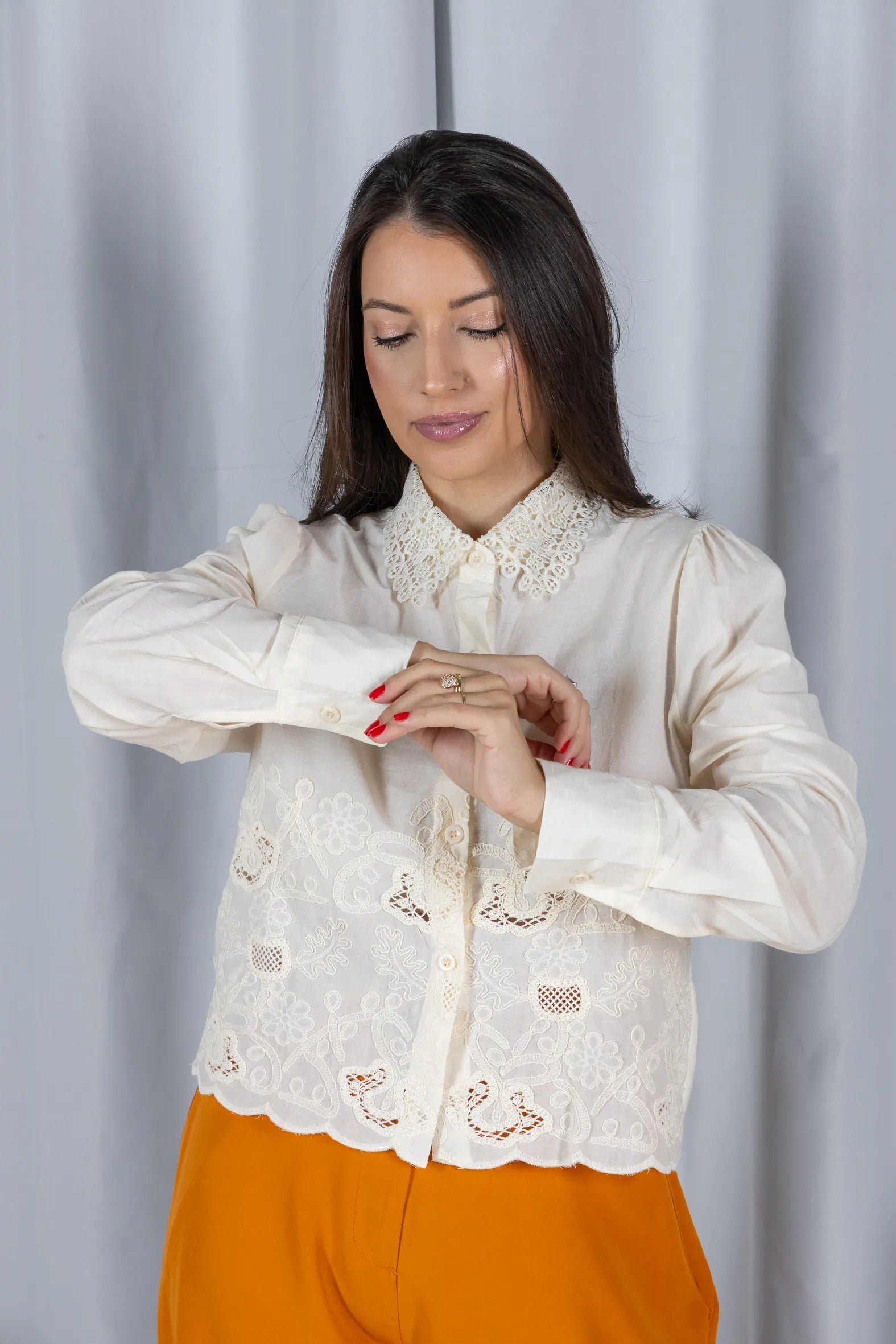 Camisa em Laise com Detalhes em Renda Marina Creme