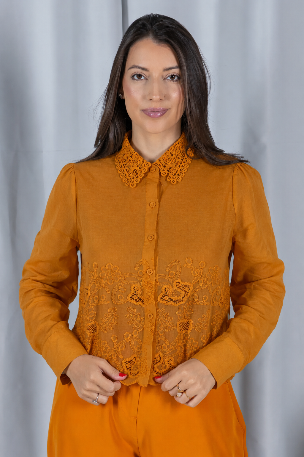 Camisa em Laise com Detalhes em Renda Marina Mostarda