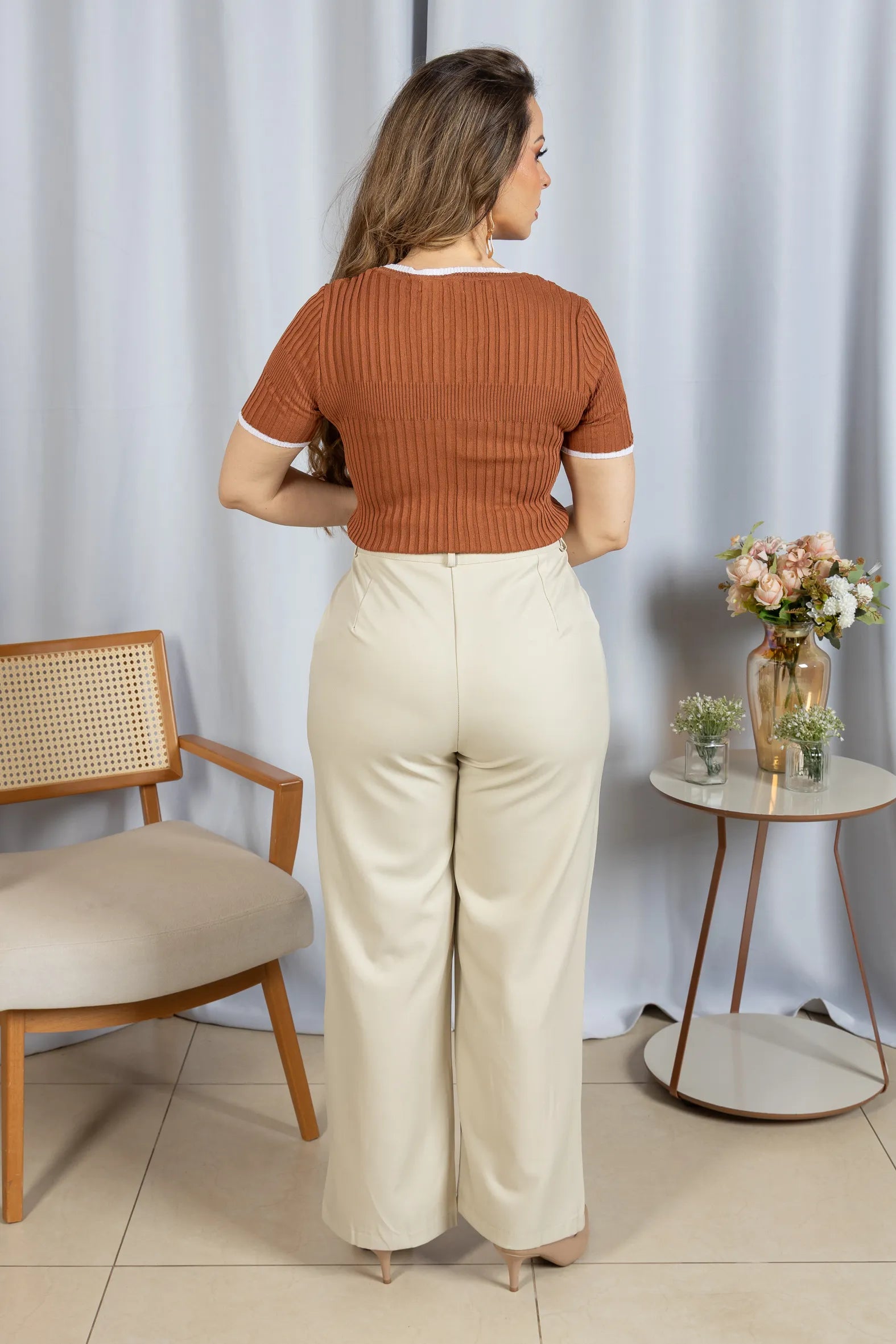 Blusa que Estica Detalhes Contrastantes Alessia Caramelo - costas